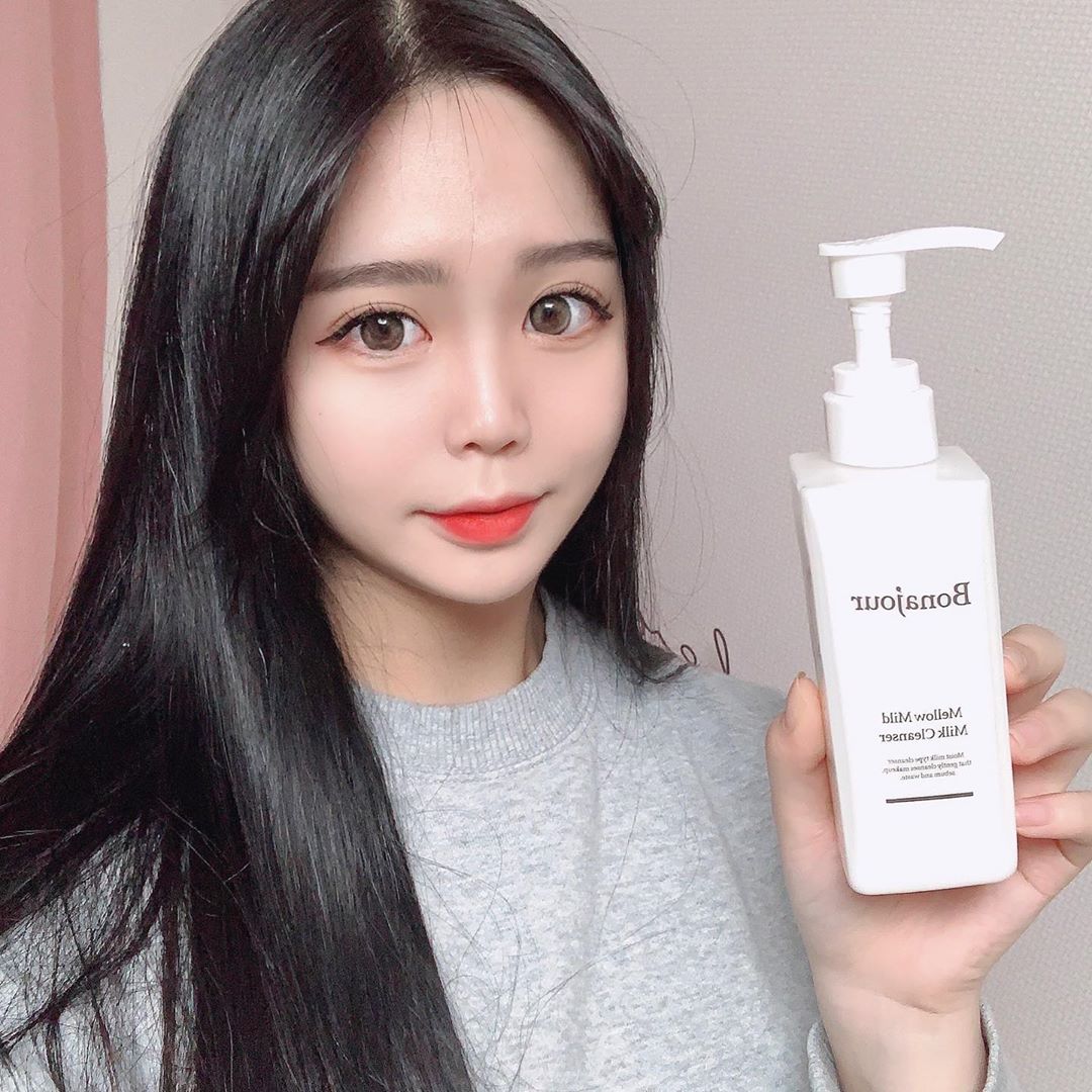 서진영 on Instagram: “‘코코밀크 _ 멜로우 마일드 클렌징밀크’ _ 이번에 보나쥬르에서 4월13일에 출시된 신제품이에요! 팜과 코코넛에서 추출한 자연유래 계면활성제와 저자극 유화제를 사용해서 민감하신분들도 걱정없이 사용하실수있어용 마스크로 인해 예민해진 피부도 이 제품으로…”