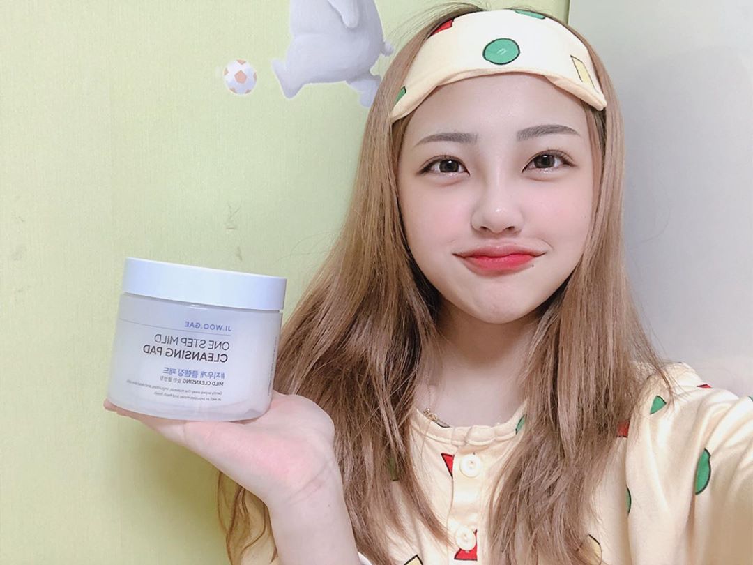 라유영 on Instagram: “외출하고 집와서 방에서 클렌징 패드 한장 꺼내서 슥삭슥삭 ^_^ 귀차니즘들에게 너무 좋은 잇템 ㅜㅜ ❤️😖 피부 당김도 없구 진정되는 기분들어서 피부가 예민한 분들에게도 잘 맞을꺼에요! . . . #셀리맥스 #지우개클렌징패드 #클렌징패드 #클렌징티슈…”
