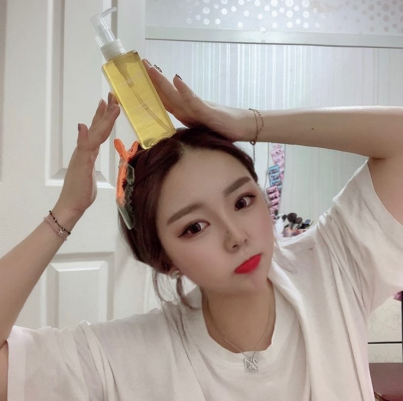 지 송(21)’s Instagram post: “💛보나쥬르 라이스브랜 90 마일드 클렌징오일💛  전에 사용하던 클렌징오일은 세안후 피부당김이 심해서 고생했었는데 “보나쥬르 클렌징오일”은 호호바오일과 녹차씨오일 등 7가지 천연원료 성분이 함유되어 있어 사용했을때 따끔거리는 자극이나 피부당김도 없고…”