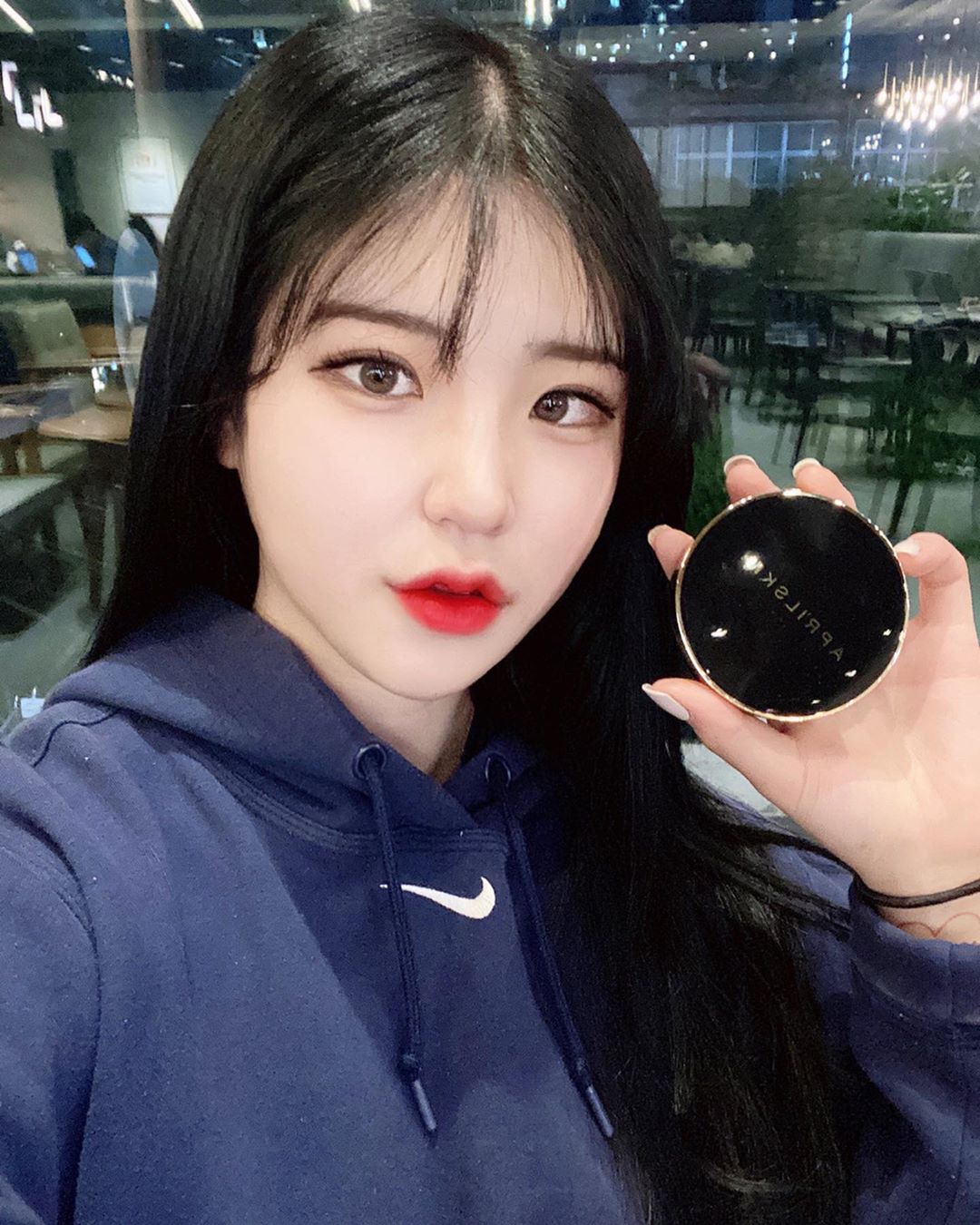 경하 🐰✨ on Instagram: “🎀매직스노우쿠션 3.0🎀 ⠀ ✔️매직스노우쿠션 3.0은 컨실러가 필요없는 무결점 커버력으로 오랫동안 사랑을 받아온 에이프릴스킨의 베스트셀러 쿠션입니다. ✔️에이프릴스킨만의 3중 커버 파우더로 메이크업의 밀착력과 지속력을 높여주고, 촘촘한 구조의…”