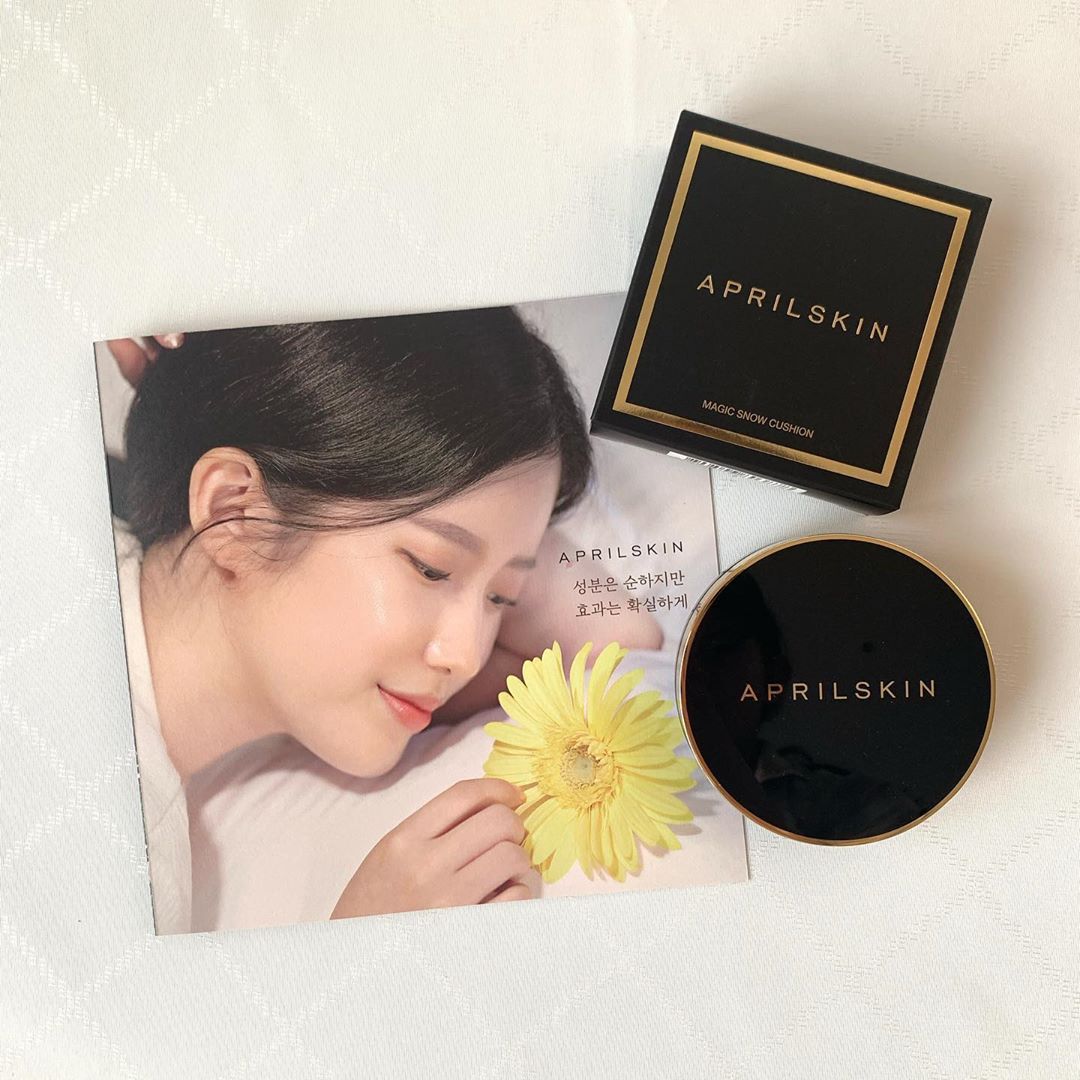 ʙɪɴ ◡̈ on Instagram: “요새 쿠션은 #매직스노우쿠션 만 사용하는 중🤍 커버력, 지속력, 수분감까지 채워주는 제품😌 정말 하루종일 무너짐이 없어서 놀란 쿠션..✨✨ ⠀ #에이프릴스킨 #aprilskin #매직스노우쿠션3.0 #매직스노우쿠션 #커버력좋은쿠션 #쿠션추천…”