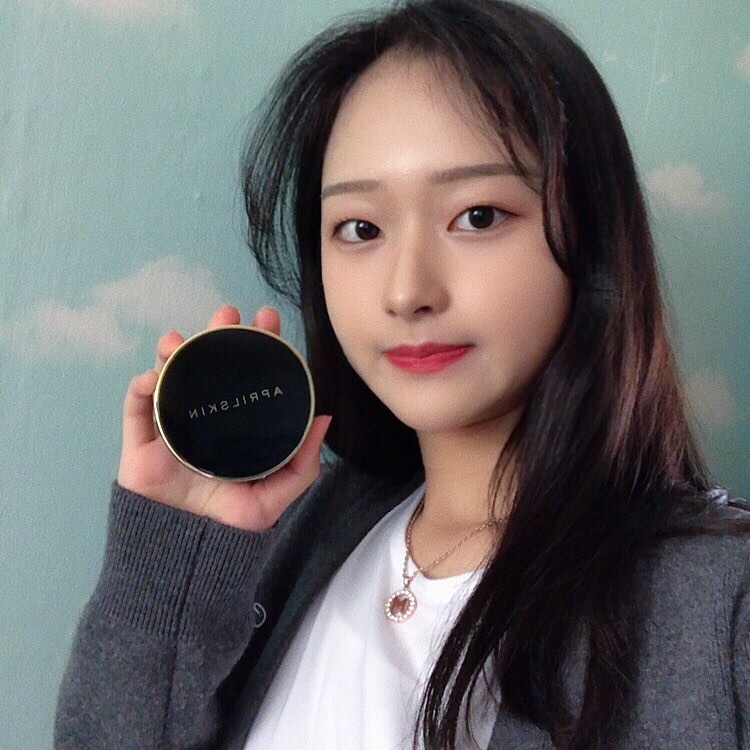 朴 玟榮 on Instagram: “[매직스노우쿠션 3.0] . . 🌸매직스노우쿠션 3.0은 컨실러가 필요없는 무결점 커버력으로 오랫동안 사랑을 받아온 에이프릴스킨의 베스트셀러 쿠션! 🌸에이프릴스킨만의 3중 커버 파우더로 메이크업의 밀착력과 지속력🆙 🌸촘촘한 구조의 루비셀 제질로…”