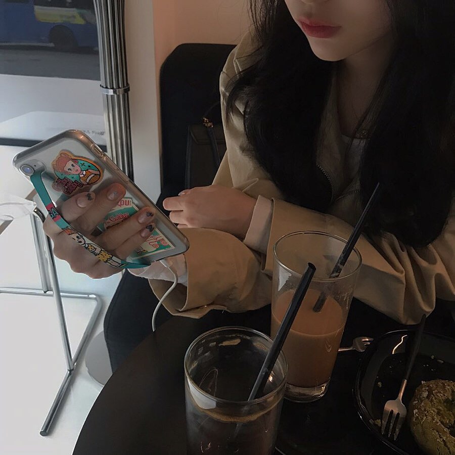 @up_pearl on Instagram: “내 첫 핑거스트랩,✨
⠀
#phonestrap #개비개비 👧🏼❤️”