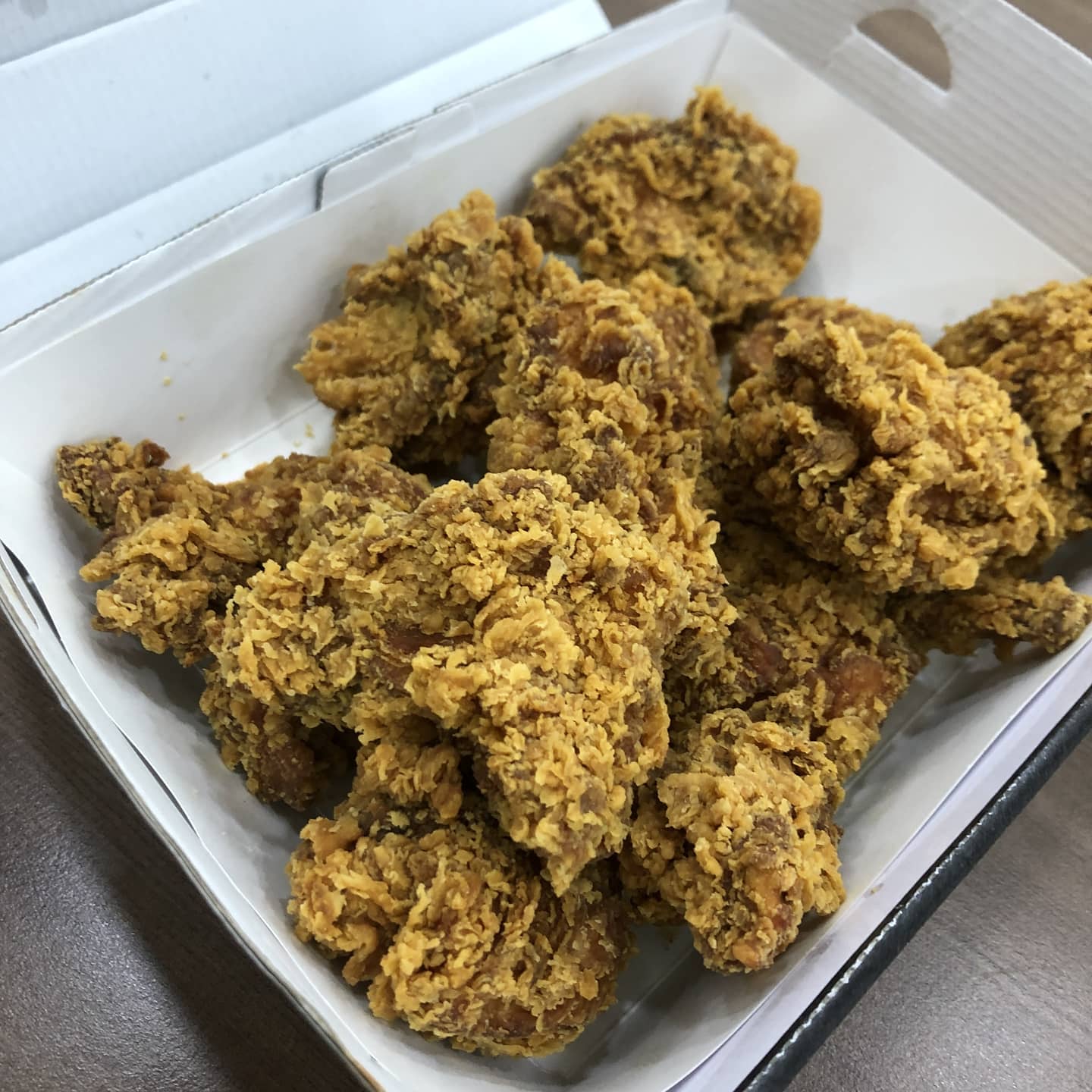 이번에 BBQ에서 이민호로 모델이 바뀌고 핫황금올리브치킨이 나온 소식을 듣고 광고에서도 너무 맛있어보여 저녁대신 시켜보았다.
가성비 좋은 켄터키 할아버지치킨이 생각날 맛이다. 
매운맛을 더해 질리지 않고 더 맛있게 더 많이 먹을 수 있는 거 같다.
핫황금올리브 라인 BBQ크리스피 존맛탱!

#이민호치킨 #핫황금올리브 #bbq신메뉴 #비비큐신메뉴
#BBQ크리스피 #크리스피 #후라이드치킨 #후라이드치킨추천
#핫후라이드 #핫빠 #치느님 #오늘뭐먹지 #야식추천 #야식 #치킨스타그램 #이민호 #이민호모델