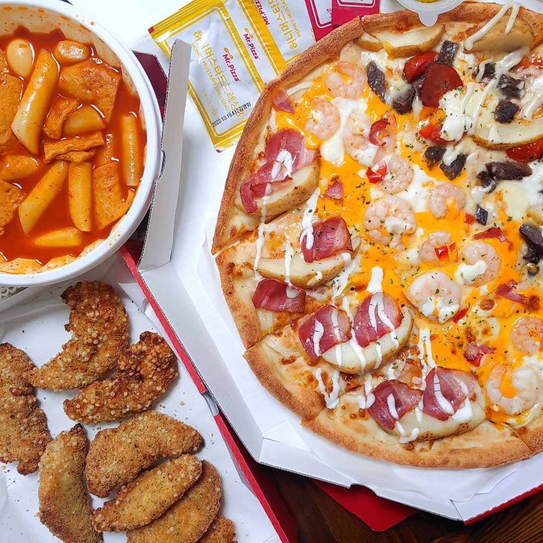 먹스타그램 🐷 on Instagram: “미스터피자 🍕미스터트리오🍕 - 미스터피자에서 30주년 기념으로 신제품을 〰❗ 🌈 7월 16일 출시 🌈 ✨미스터트리오 = 치즈블라썸스테이크 + 새우천왕 + 포테
