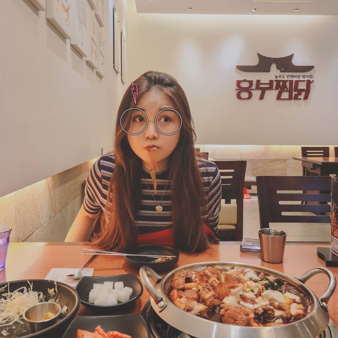 고 도예 on Instagram: “오랜만에 동대문 안경 맞추고, 저녁은 놀부도 반해버렸다는 흥부찜닭 😊 시그니춰3종 나초샐러드+중국당면+볶음밥 둘이서 배 터지게 먹었다 배불배불 ~.~ 치즈와, 중국