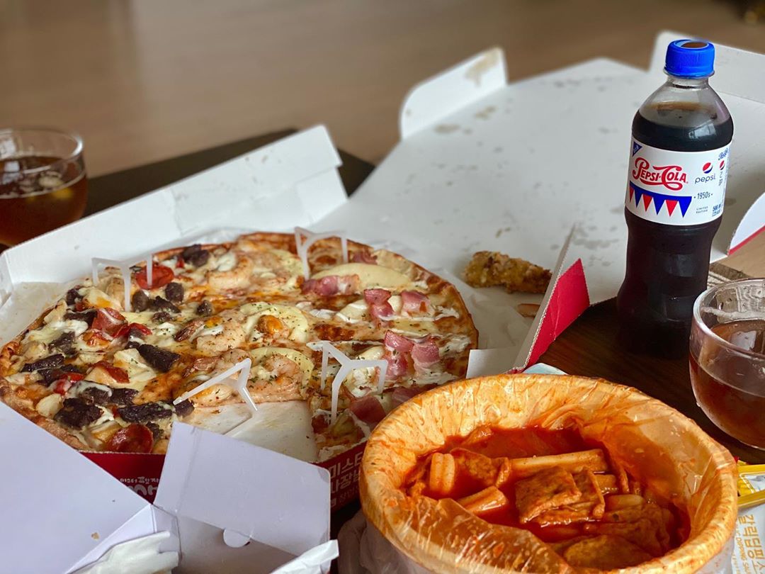 𝒇𝒐𝒓𝒆𝒗𝒆𝒓 𝒚𝒐𝒖𝒏𝒈 🐶 on Instagram: “오늘 출시되는 미스터트리오 피자! 🍕 ⠀ 미스터피자의 레전드 메뉴 3가지가 한 판에 담겨있는데, 맛도 양도 푸짐해서 가족 단위 및