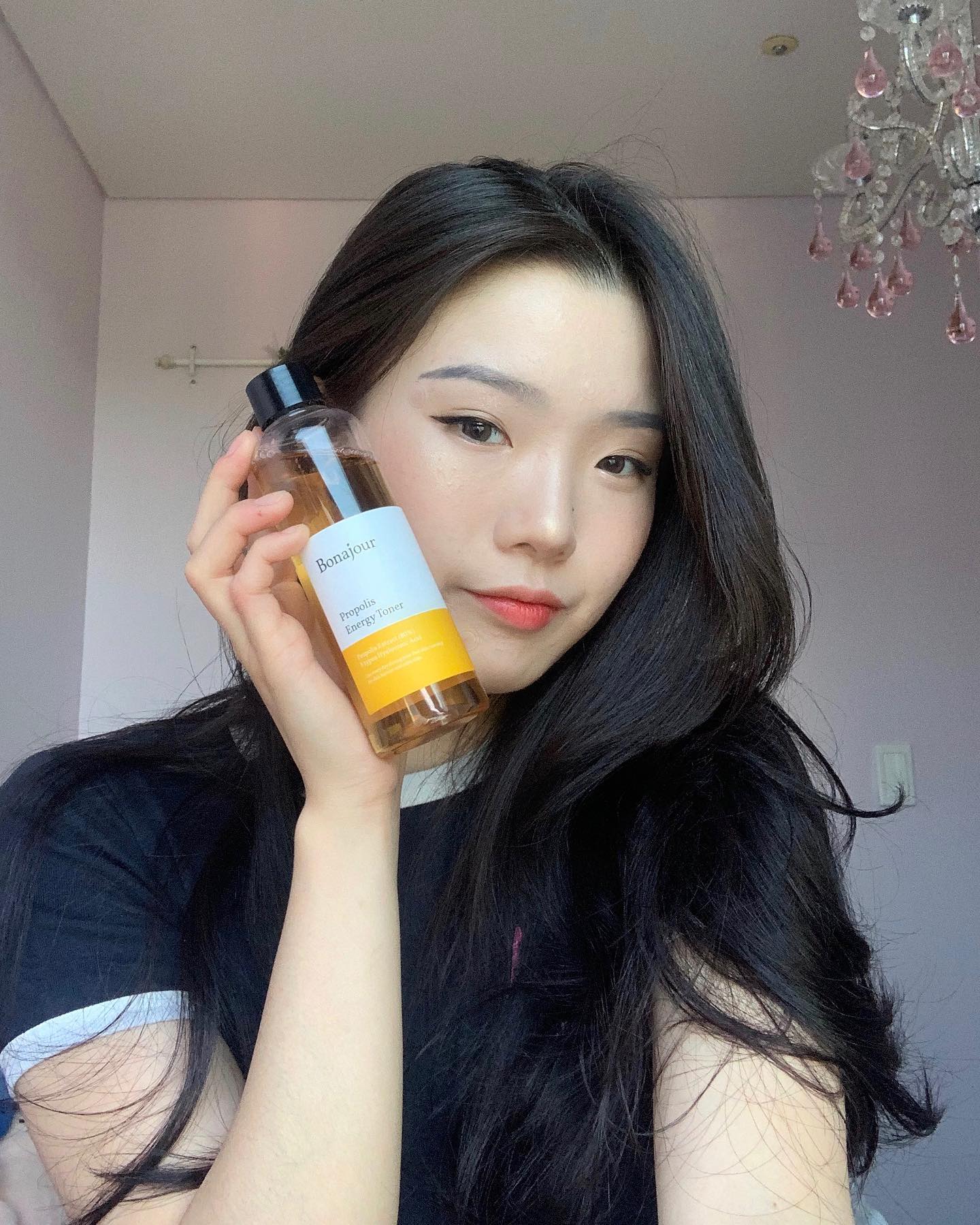 (#AD #협찬 이지만) 새 토너를 찾고 있다면!!! 보나쥬르 프로폴리스 에너지 토너 어때요 ?? ∠( ᐛ 」∠)＿
🍯
토너 한통에 무려 800,000ppm의 고농축 프로폴리스가 피부진정 및 장벽을 강화해줘요 (⁎⁍̴̛ᴗ⁍̴̛⁎)
🍯 
물 토너와 콧물 토너 그 사이!! 물 토너 처럼 산뜻 하지만 바를때는 쫀득쫀득하고 피부를 탱글탱글하게 유지 시켜줘요 ¯\_(ツ)_/¯
🍯 
처음에 발랐을때는 얼굴에 살짝 물방울이 맺히고 2-3분후에 스며들면 세번째 사진 처럼 피부가 탱글탱글 해져요 (개기름 🙅🏻‍♀️) 
🍯 
저는 화장 전에는 화장솜으로 덜어 닦아내고, 자기 전에는 그냥 얼굴에 찹찹 두드려 흡수 시켜줘요 ♪( ´θ｀)ノ 
🍯
마스크에 지치고 민감한 제 피부에 쌈하고 따갑지 않았어요! 써본지 일주일 됐는데 울긋불긋한 제 피부가 좋아지는데 눈에 보여서 정말 만족스러워요 😍 (첫번째와 세번째 사진은 보정, 필터 안했어요 ! 화장도 잘 먹어요) 대구 갈때도 꼭 챙겨 갔을 정도로 맘에 들어요 :) 강추 드립니당 ↖(^ω^)↗
🍯
bonajour_official  bonajour_global #보나쥬르 #프로폴리스토너 #히알루론산토너 #피지조절토너 #프로폴리스화장품 #스킨토너 #수분토너 #진정토너 #약산성토너 #닦토 #찹토 #피부장벽강화 #유수분밸런스 #토너추천 #인친 #소통 #맞팔 #선팔 #일상 #데일리 #팔로우 #라이크 #댓글 #nyc #seoul #kbeauty #韩国 #韩国化妆品