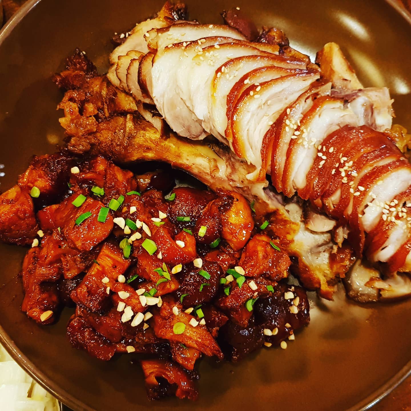 불족과 앞다리살 반반.
오랜만에 괜찮은 족발집 발견.
#가장맛있는족발🍖