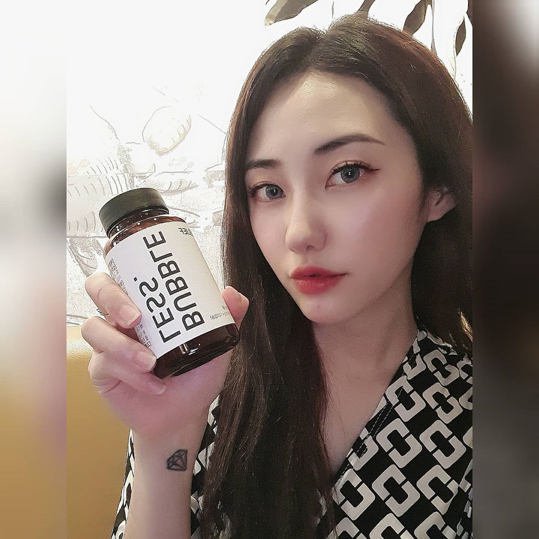 송이(Ｓｏｎｇ Ｅ) on Instagram: “hoxy 너네 PMS 있으면 꼭 먹자 버블레스 릴리프🍒 ✔생리할 때 유독 스토리에 자궁 조지는 짤(?)쓰는 사람 나야나 하면 꼭 먹기‼️(응 내 이야기) ✔생리할 때