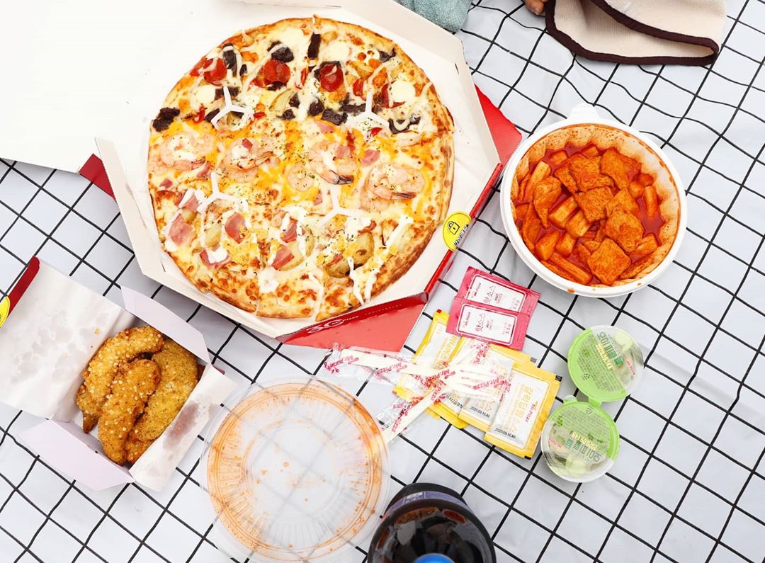 💖 복덩이셋맘 🍀 on Instagram: “#먹스타그램 🍕🍗 . . #민영또 가 추천하는 #미스터피자 #신메뉴 #미스터트리오 7월 16일부터 판매시작이라기에 먹어봤지용~! . #삼남매 #베란다파크 #물놀이