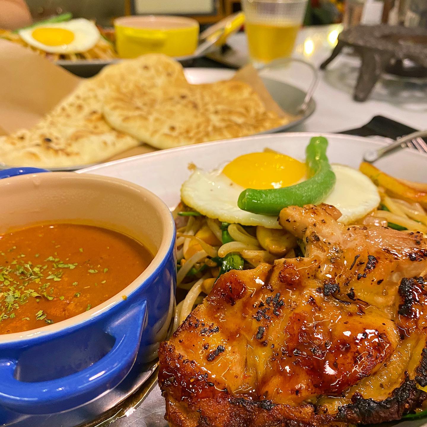 대전 궁동 #soup 당신은 영국커리가 궁금하다
.
.
.
영국식 커리를 태어나서 처음 먹어봤다. 토마토 향의 커리🍅❤️.. 분명 초면인데, 어딘가 익숙한 맛이다. 토마토 스파게티 소스에 카레를 넣은 맛. 근데 은근 중독적이다. 
.
.
밥 위에는 숙주나물, 버섯, 치킨, 계란이 포개져있어 건강한 인상을 주었다. 참고로 치킨이 정말 맛있다.⭐️
.
.
영국식 커리를 시키면 🌝난🌝이 나온다. 사실 난이 먹고싶어서 영국식 커리를 시켰다. 하지만 맛은 조금 아쉬웠다. 약간의 달달한 맛과, 바삭함이 더해졌다면 더 맛있을것같다. 
.
.
.
꿀 점수 : 3.9점 (5점 만점) 🐽🐽🐽🐷 (재방문 의사 : 있음) 다음에는 카레 하나와 피자 하나를 주문할것이다
.
.
.
#대전맛집 #궁동맛집 #먹스타그램 #수블리에 #충대맛집 #대전커리 #영국커리 #커리 #먹스타맞팔 #먹팔 #먹팔해요