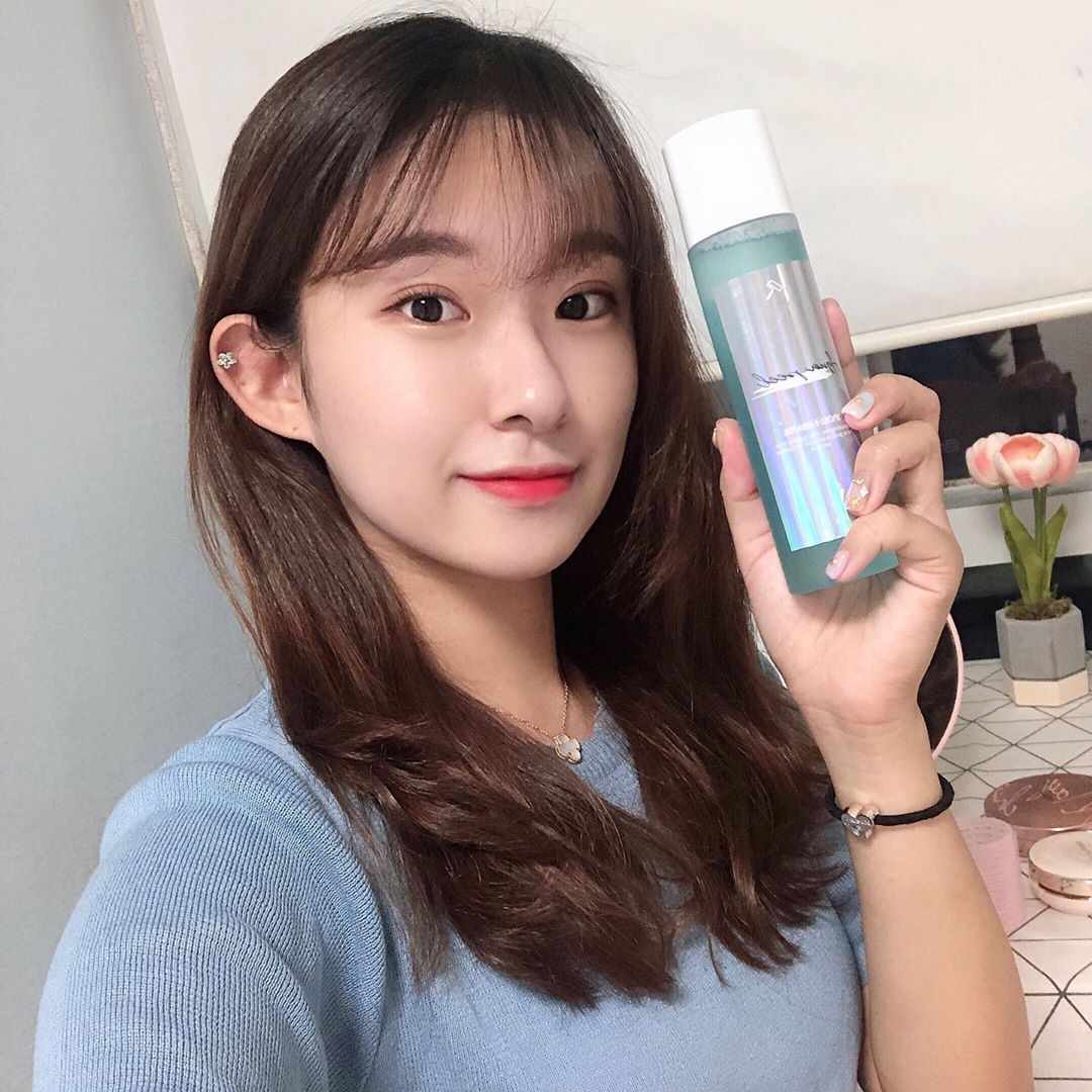 𝕙𝕖𝕖𝕛𝕚𝕟ෆ on Instagram: “아쿠아필 토너 [밀대토너]는 강원도 고성의 73.54% 청정 해양심층수가 베이스로 정제수보다 많이 함유되어 있다. 그래서 그런지 일반 닦토보다 더 촉촉하당