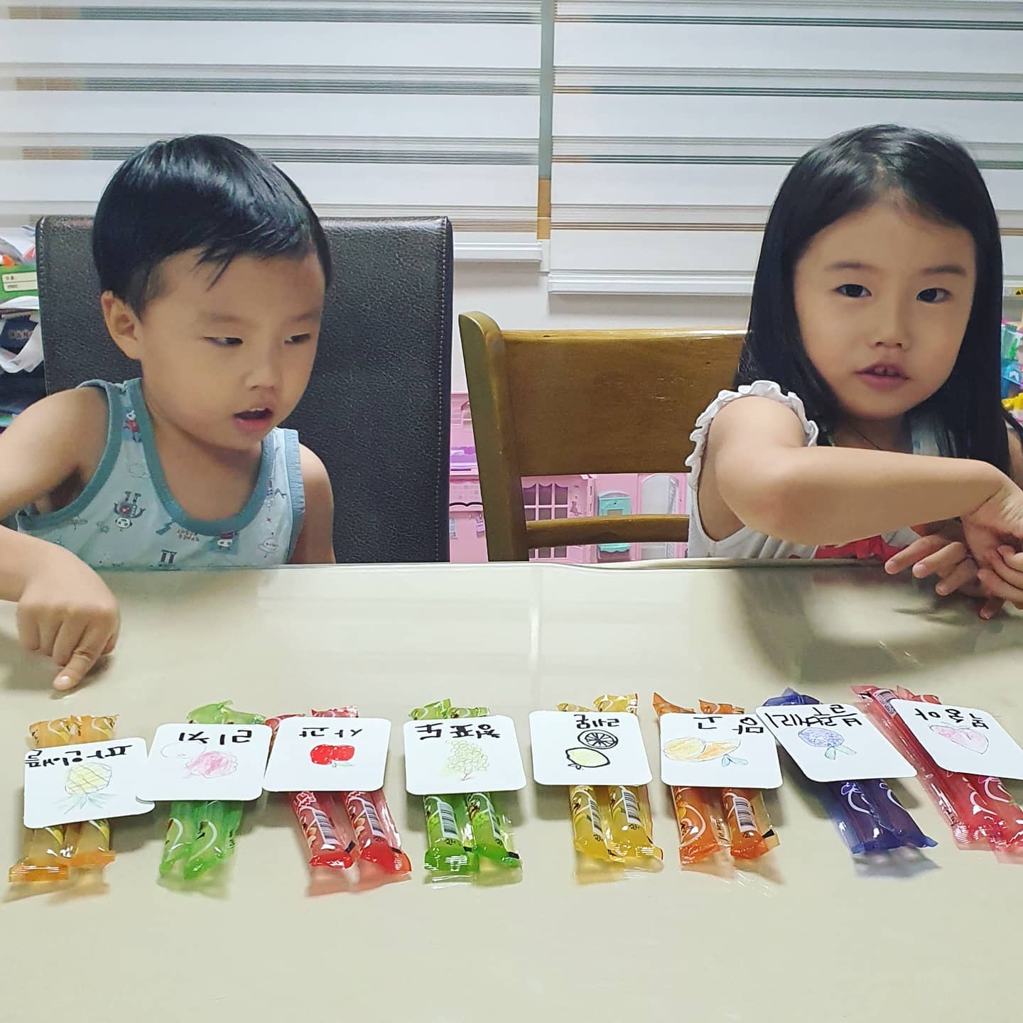 젤리스트로우 맛 맞추기 미각 콘테스트 게임!
8가지 맛 과일 카드도 직접 만들어보고
재미있는 시간😘
애들은 자주 먹어서 그런가 못맞추는 사람은 엄마뿐🙄 여름엔 젤리 스트로우♡

#젤리스트로우 #jellystraws #과일맛젤리 #아이간식 #인증샷이벤트 #인스타이벤트 #8가지맛젤리 #절대미각 #젤스