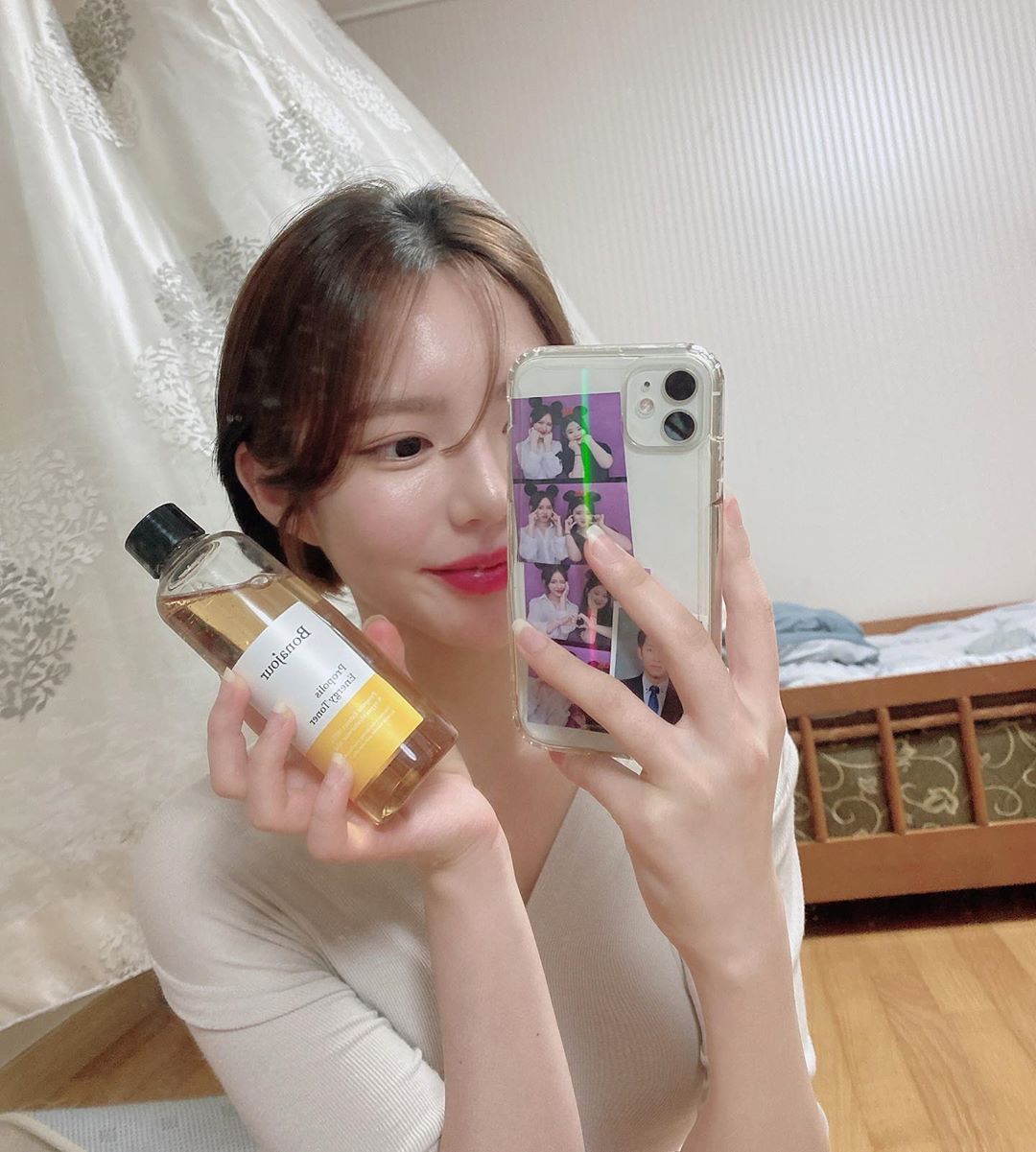 유갱 on Instagram: “1. 토너 1통에 무려 800,000ppm의 고농축 프로폴리스 추출물 함유되어있어 피부 진정 및 장벽 강화에 👍 2. 저분자+고분자 복합 배합의 8중 히알루론산이라 피부속부터 수분채