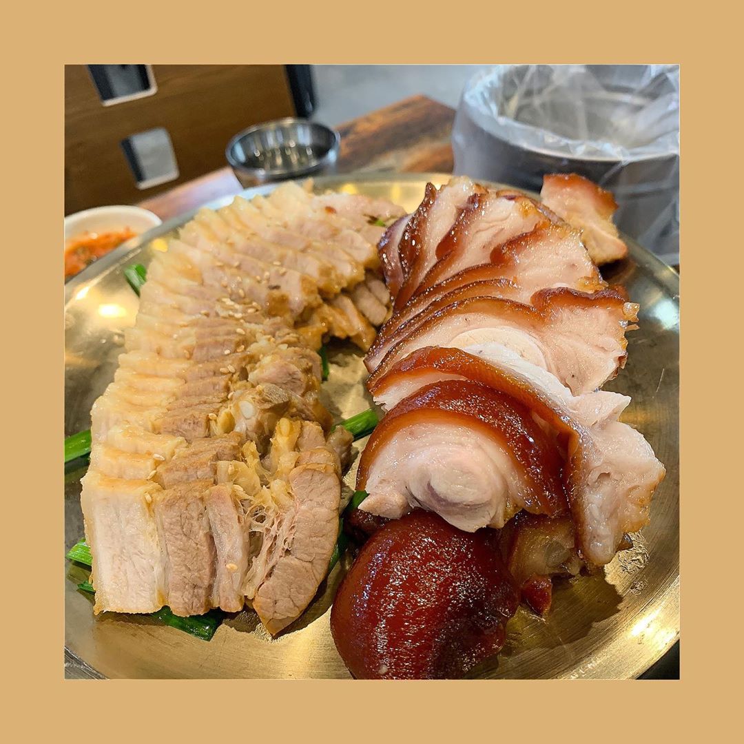 잍잍 _ eat it on Instagram: “호야네 족발 왕십리역에 유명한 족발집 호야네족발에 다녀왔다. 돼지 비린냄새 잘 못참아서 평소에 족발 잘 안먹는데 진짜 인정하는 족발 먹고왔다 🐷.