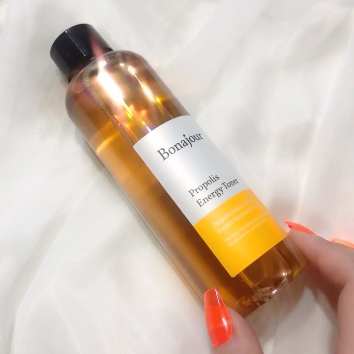 권 혜 령 (Yunabi) on Instagram: “진짜 저는 늘 얘기하지만 세상에서 여름을 가장 싫어하는 사람인데요ㅋㅋㅋ ⠀ 스킨케어 첫단계인 여름용 토너를 고를때, 물토너는 항상 금방 날아