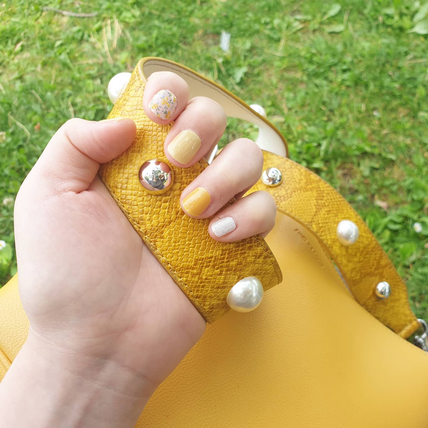 -
오늘 네일과 가방이 찰떡이라 한컷!
제품은 데싱디바 글로스 일랑일랑🌼 입니다!
-
-
-
#beautycontester #데싱디바 #컬러네일 #컬러젤네일 #집콕네일 #젤네일 #수지네일 #데싱디바크루 #매직프레스 #셀프네일아트 #네일추천 #네일스타그램 #봄네일 #이달의네일 #데일리네일 #네일아트디자인 #셀프네일 #인스타네일 #네일추천 #깔끔한네일 #깔끔네일 #네일맛집 #네일디자인 #셀프네일아트 #셀프네일러
