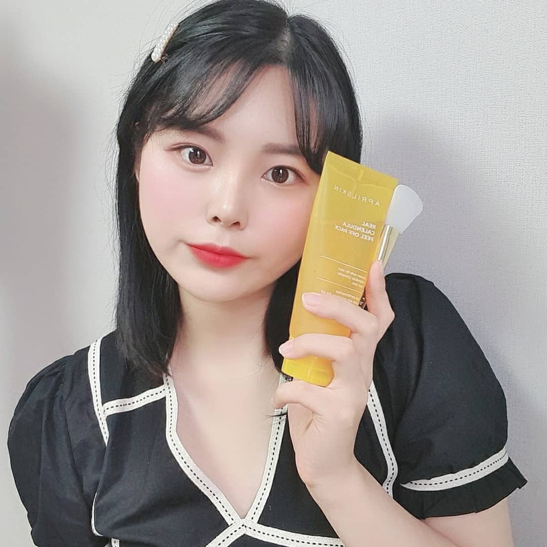 주연 on Instagram: “에이프릴스킨에서 나온 팩은 처음 사용해보는데 바르고 떼는 팩이라니😯 각질 이랑 유분기 잡아주는 팩이라 지금 저한테 꼭 사용해야하는 팩이에요🤣 여름이라 유분기