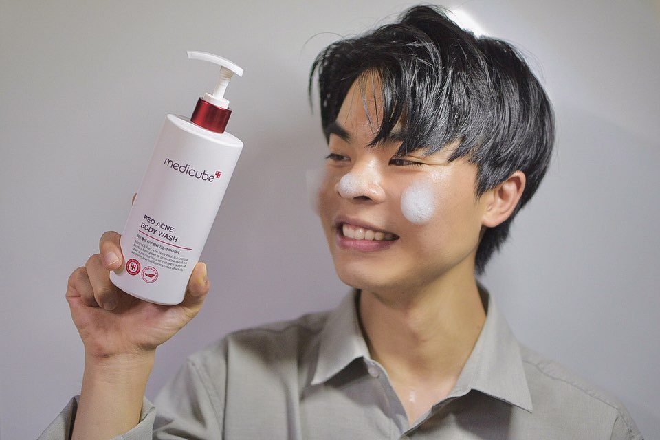 쪼꼬미 커플 on Instagram: “< 쪼꼬미 커플이 추천하는 #메디큐브 레드 아크네 바디워시 > - #@medicube_korea - 안녕하세요 , 인님들 🙇🏻‍♀️💛 오늘은 쪼꼬미의 커플의 인성이가