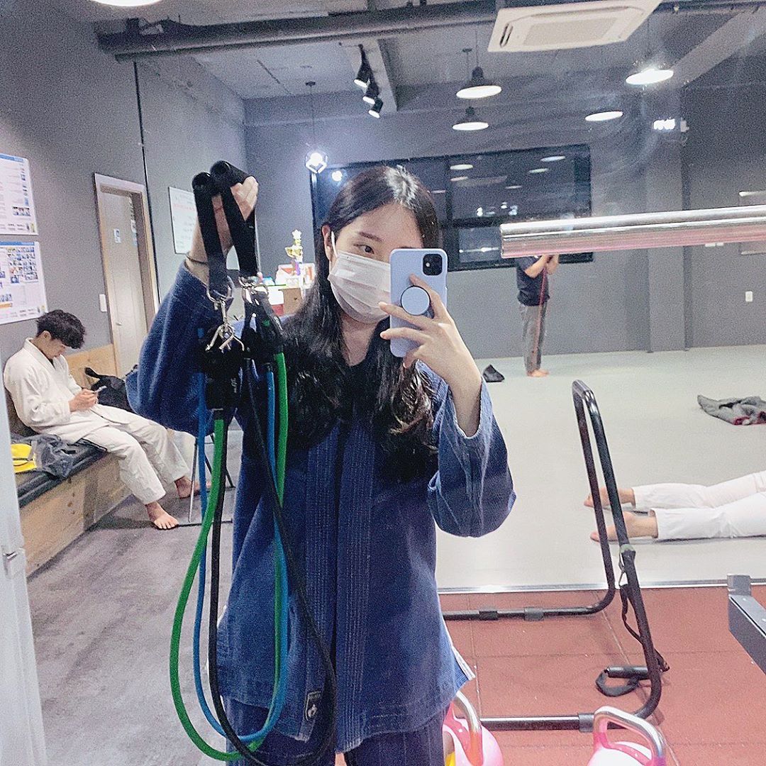 柳叡璘’s Instagram photo: “집에서 편하게 근력운동 하자ㅏ! 도어앵커 활용해 실용성이 높은 튜비