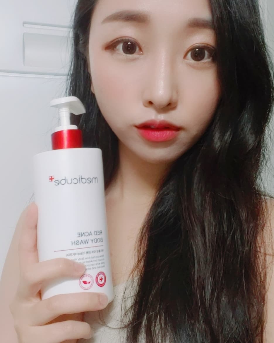 가브리엘 on Instagram: “👉레드 아크네 바디 워시👈사용 해봤어요💓💓 저는 지성 피부라서 몸에 여드름이 자주 나거든요😭 근데 저한테 딱 맞는 제품을 써봤어요 ㅎㅎ ⠀이 제