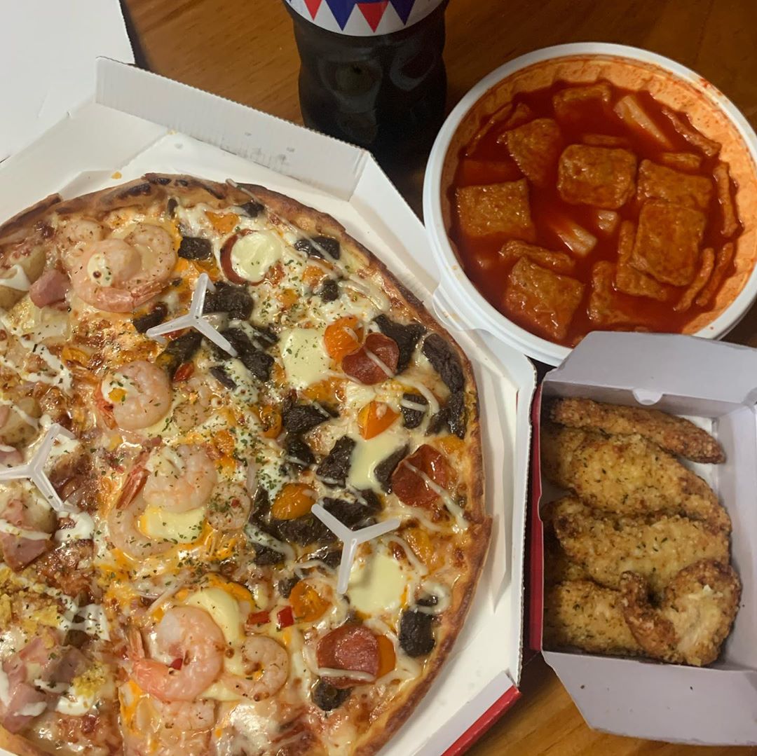 Happiest ever on Instagram: “#미스터트리오 미스터피자, 치킨텐더8조각이랑 푸짐하게 담겨있는 떡볶이