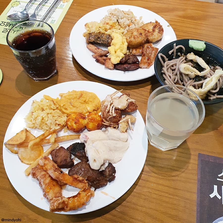 남편이랑 오랜만에 #외식 *.*)/
노래를 부르던 뷔페먹으러 #애슐리가산재능점 갔는데 오빠가 갔던 곳 중 제일 맛있다고ㅋㅋ
.
#애슐리신메뉴 쉬림프&시푸드 먹으러 갔는데 하나하나 다 맛있어서 2접시도 겨우겨우 먹는데 3접시 뿌셨어요ㅎ_ㅎ 남편은 6접신가.. 7접신가ㄷㄷㄷ 간장불고기, 오징어튀김, 만두크로캣,리조또 등등 하나하나 다 맛나서 디저트까지 완벽👍👍 #애슐리 새로운거 나오면 또 올듯>_<~
.
.
.
#애슐리 #애슐리캐릭터 #애슐리시푸드 #애슐리쉬림프 #가산디지털맛집 #가산뷔페 #가산디지털단지회식  #ad_