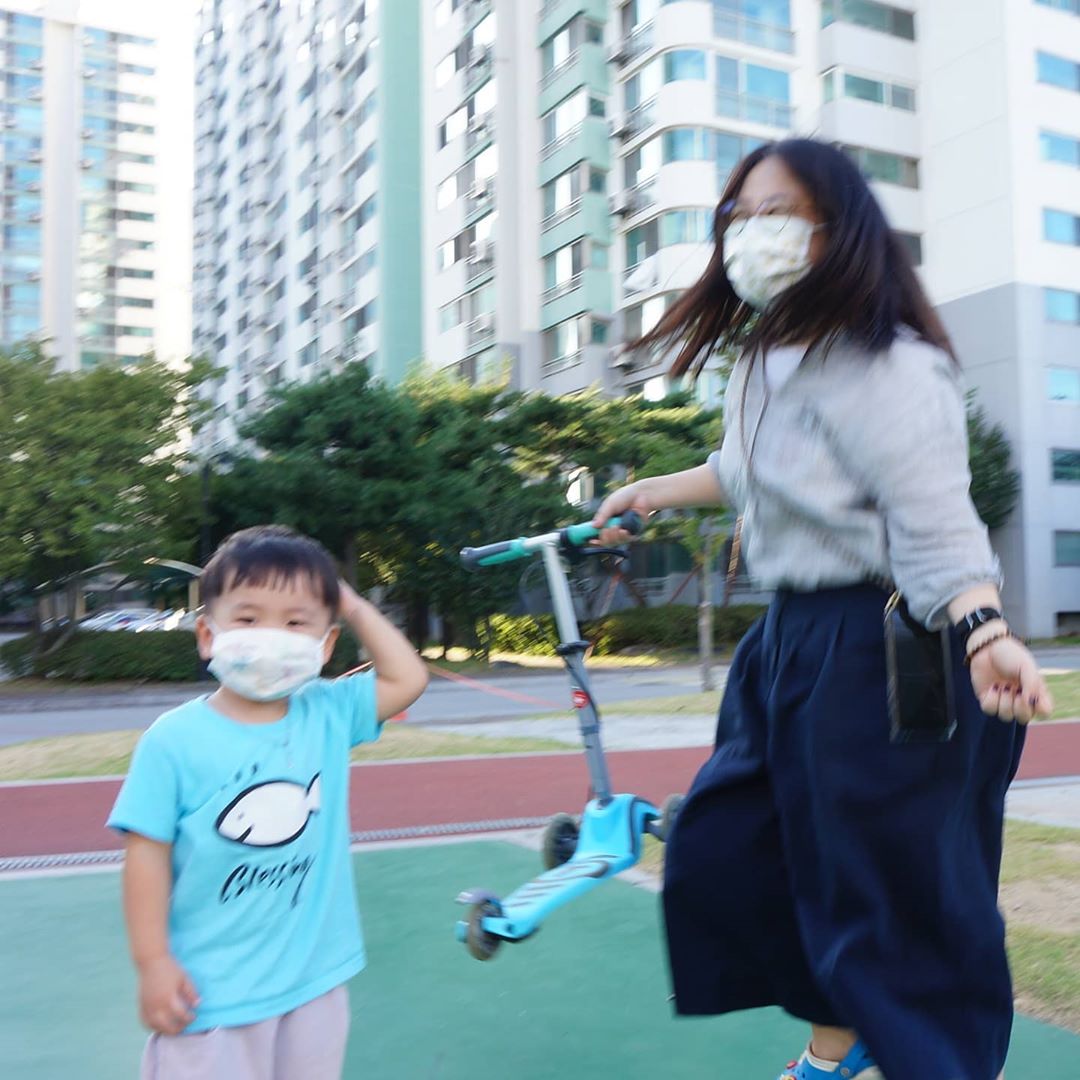 김알숭’s Instagram photo: “#협찬 #마스크후기 인데 춤으로 시작하는 이상한 후기...😃 . . 마스크쓰고 있던 실외착용샷이 승호랑 일전에 나가놀때라 오늘의사진은 아닙니당ㅋㅋㅋ 회사다니