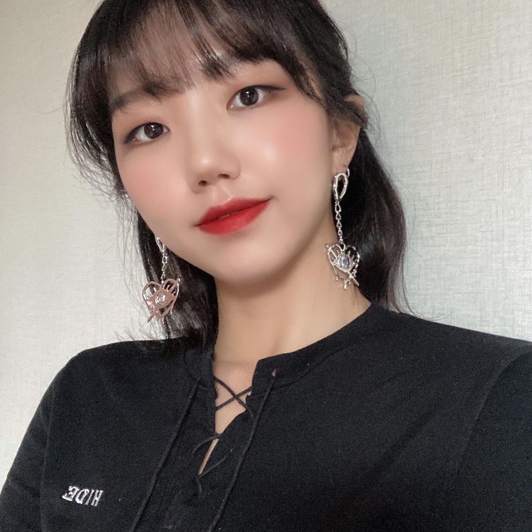 박소영 on Instagram: “#협찬 #스튜디오포조 #studiopojo 디자이너 라인 제품이라 그런지 완전 유니크한 게 넘 내 스타일❣️ 흔한 디자인의 귀걸이가 아니라 👍🏻 나중에 촬영할 때