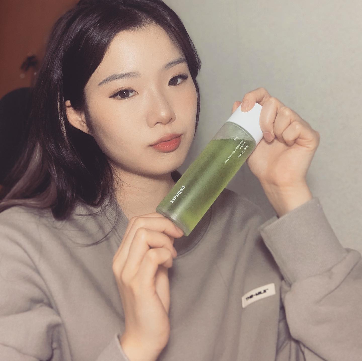 #제품제공💚 요즘 마스크 때문인지 전 요즘 피지, 좁쌀 여드름이 너무 고민이에요 🥺 근데 여러분 아셨나요...! 좁쌀 여드름을 예방하는 법이 피지를 제거한 후 수분으로 채워주는거래요! 그래서 마침 제공받은, 피부에 좋은 영양분이 가득한 노니추출물이 80%가 함유된 영양토너 <셀리맥스 노니 밸런싱 토너>를 2주동안 사용해보았답니다
💚
노니토너는 수분을 확실히 채워주지만 무겁거나 찐득하지 않은 코너에도! 저는 원을 그리며 피부에 흡수 시켜주니, 잔여감 없이 깔끔히 흡수되어 수분 밸런스를 맞추어줍니다.수분을 보충해주어 촉촉하고 부드러운 피부로 케어해줘요! 
💚
향은 약간 풀, 잔디의 특유의 생그러운 향이 나요! 
💚
보습감 있는 토너를 찾으시지만 너무 꾸덕꾸덕한 토너는 싫으신 분들에게 추천 드려요!!
.
.
.
.

#인친 #소통 #맞팔 #선팔 #일상 #데일리 #뉴욕 #팔로우 #라이크 #댓글 #explore #nyc #seoul #daily #instagood #instavibe #instadaily  #selfie #selca #셀카 #kbeauty #kbeautyskincare #korean #skincare #skincareproducts #셀리맥스#셀리맥스노니토너#셀리맥스솔직후기