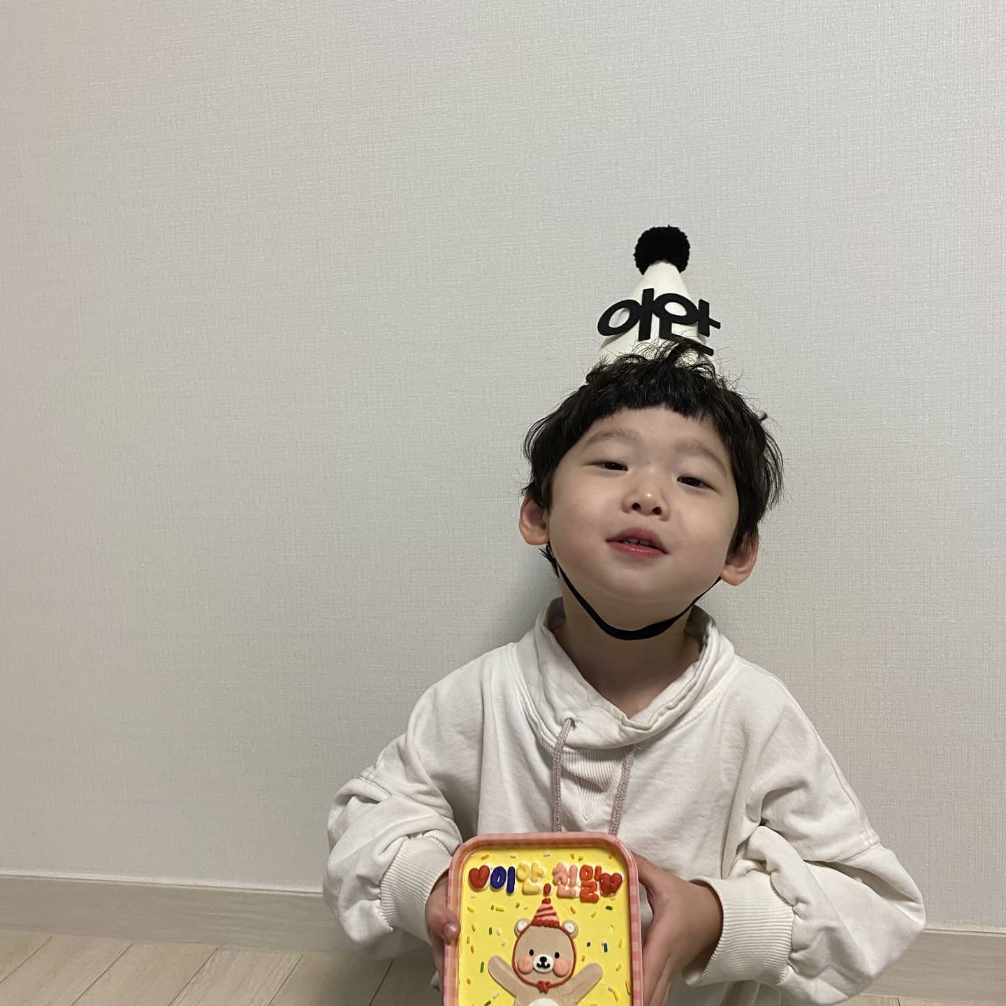 .
마이얀❣
생후 1000일 축하해 
꼬물대던데 엊그제같은데 이젠 말도 잘하고 진짜 기특하고 이뻐 죽겠ㅠ
이제 나랑 말싸움도하는것도 사랑스러워...❤
밥 잘먹고 살 좀 찌자😭
이모 지갑 니꺼👶🏻

#영원한내사랑#꼬마남친