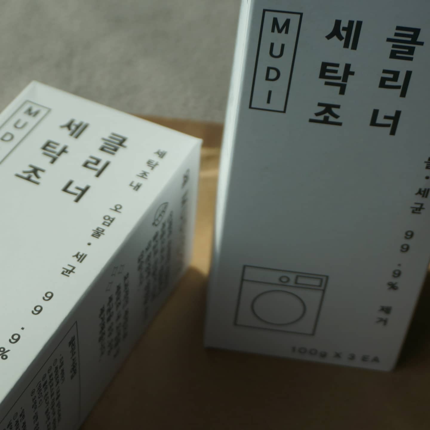 #협찬
세탁기 안쪽의 세탁조가 상당히 더럽다해서 체험단으로 제품 GET.
가족과 함께 살기에 그간 통세척을 안한 걸 생각하면 얼마만큼 나올지 기대반 걱정반.

다른 리뷰에서 보듯이 '설마 먼지가 둥둥 뜨겠어?'라면서 과대광고겠지 생각했는데 실상은 공기맑은 동네의 밤하늘의 은하수급으로 터진 찌꺼기s..

물 위로 둥둥 떠있는 찌꺼기들만 봐도 체감이 확 되는게 통세척하기 잘했다고 생각든다.

주기적으로 청소해준게 아니라면 통세척하고 나서 한 두번정도 물을 최대 높이로 해서 싹 닦아내는게 깔끔한 마무리인듯.

https://vo.la/ZM6l

#협찬 #무디메이드 #세탁조 #세탁조클리너 #세탁조청소 #세척 #세탁기냄새 #세균제거 #냄새제거 #세탁기청소 #빨래냄새