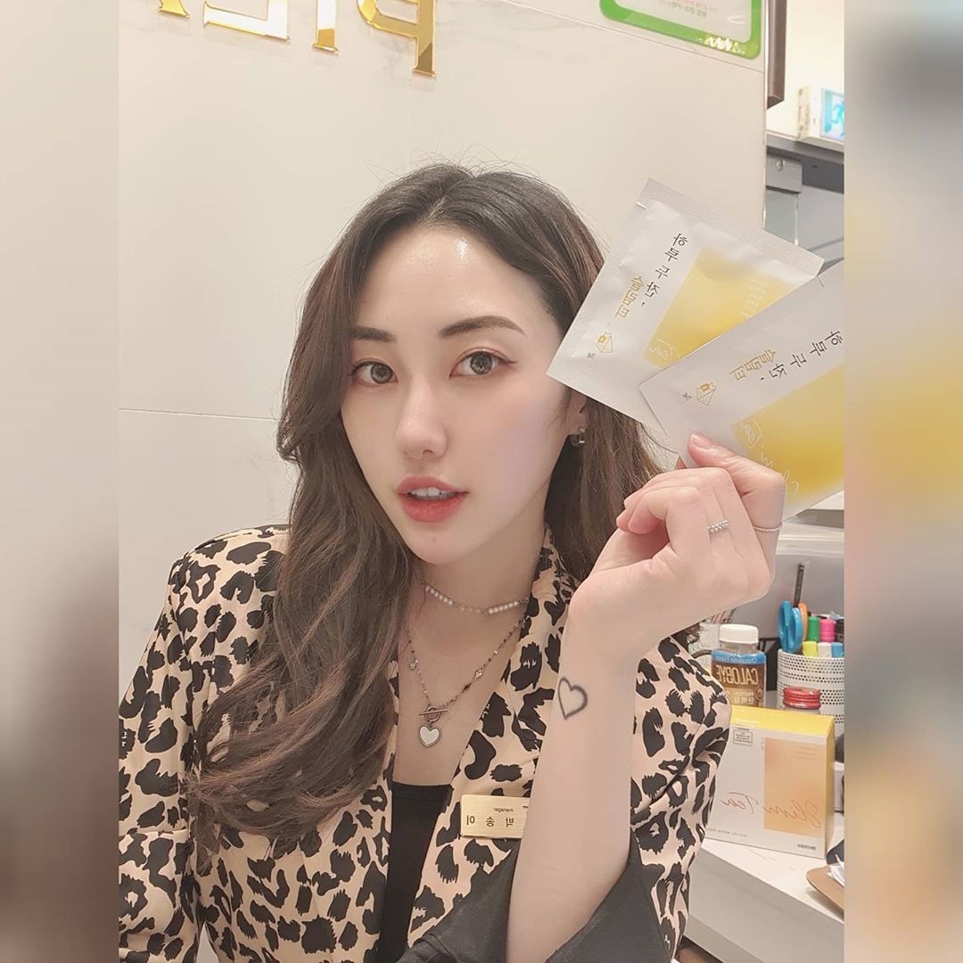 송이(Ｓｏｎｇ Ｅ) on Instagram: “너무 돼지런했으니 하루 두 잔, 슬림티☕ ✔아침마다 퉁퉁 부었으니까 한잔 ✔식욕폭파!! 먹고싶은 것 많을 나이니까 두잔 ✔일반 티백이 아닌 삼각 티백인