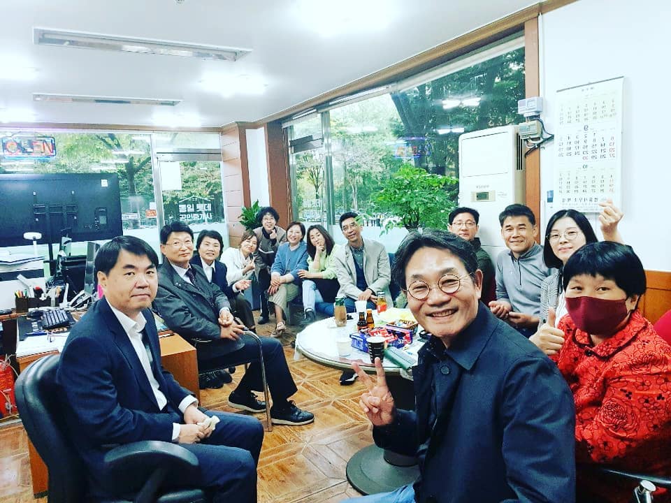 용인 동백에서 오픈을 한 경미언니를 위해
스터디 회원분들이 한자리에 모였다.

오랫만에 만나 각자 현업에서 일어나고 있는 현장 이야기를 공유하며 즐거운 담소를 나눈 뜻깊은 시간이기도 했다.

같은 일을 하고 있는 분들과의 대화는 늘 끊임이 없다 ㅎㅎ 

그러고보니 스터디모임에서 내가 막내?다..하하.

진심으로 우리 언니들,오라버님들의 앞날을
응원한다! 화이팅❣❣❣

#공인중개사 
#서초동공인중개사 
#rsa4기동기 
#랜드프로rsa
#강남공인중개사
#공인중개사모임
#서초동부동산
#용인동백부동산
#용인부동산
#동일하이빌