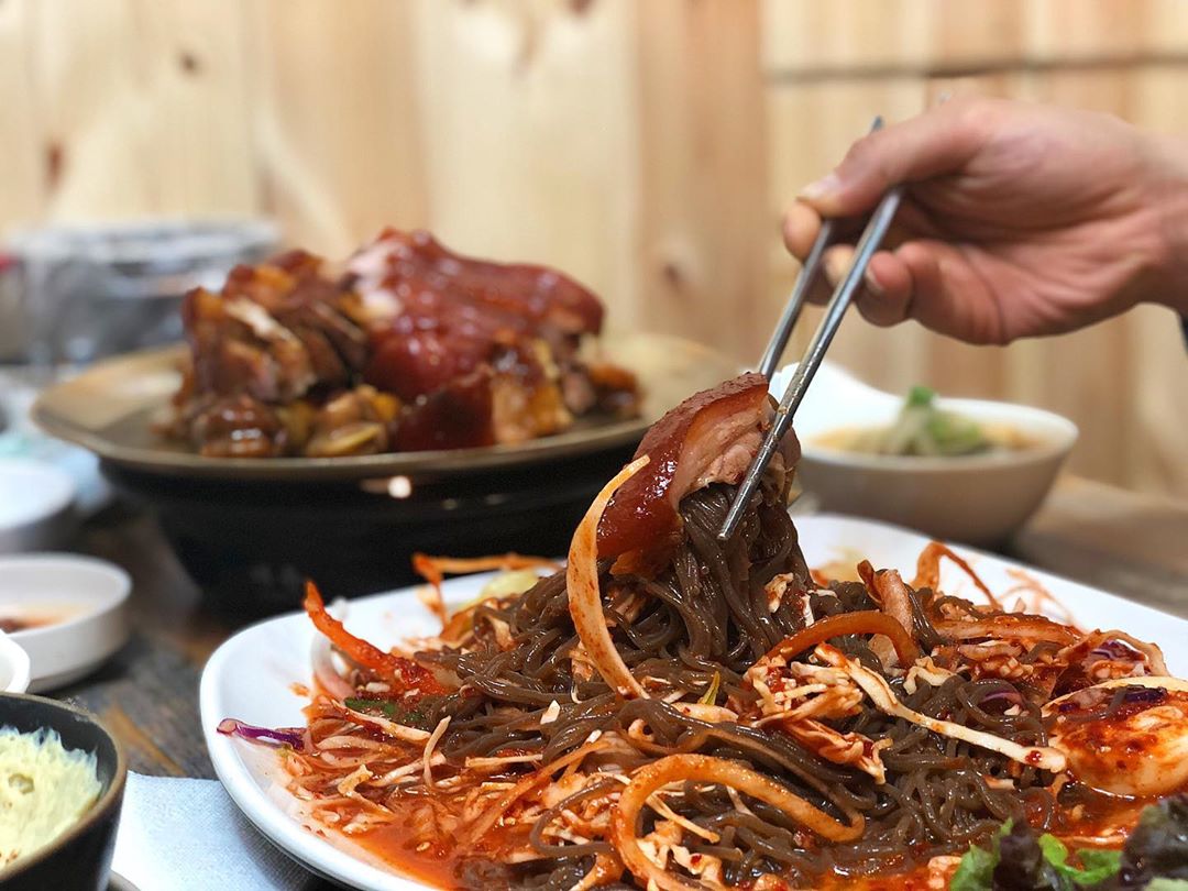 Clara Na💕 on Instagram: “왕십리로컬 맛집이라는 #호야네족발 🐷 탱글하구 야들야들한 족발과