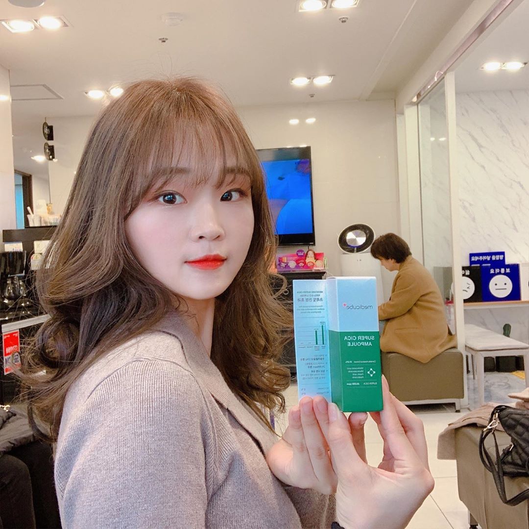 𝓎𝑜𝑜𝓂ღ on Instagram: “[메디큐브 슈퍼시카 앰플] 🌿 정제수 대신에 병풀수를 약 61.5% 함유한 앰플을 소개합니다. 더마클레라 성분으로 피부 속부터 강화하는 피부장벽 기능이 있어, 우