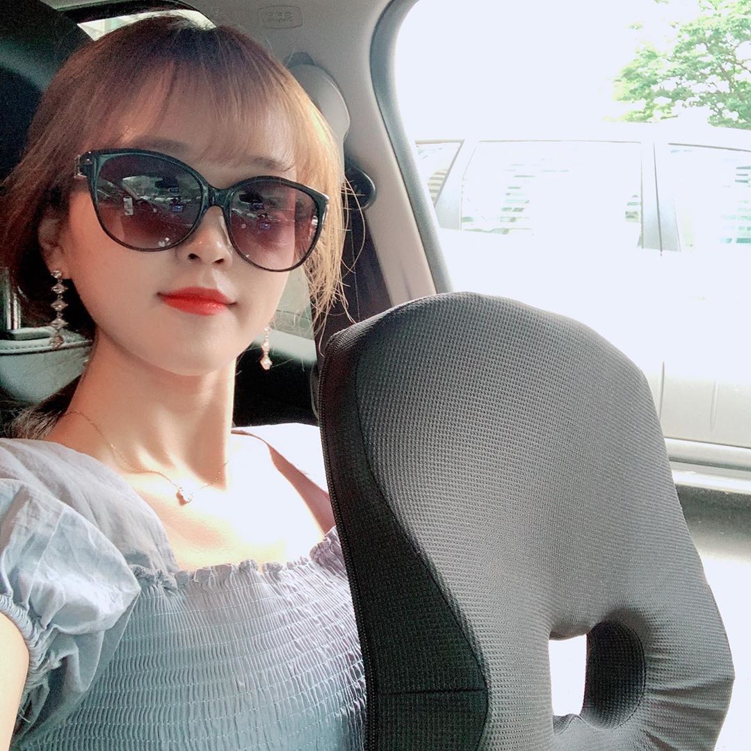 𝓎𝑜𝑜𝓂ღ on Instagram: “여러분 ~ 요즘 정말 더워졌어요~ 햇빛이 강해져서 저는 요즘 썬글라스를 끼고 운전을해요!😎 하루 일상이 출퇴근 출퇴근~ 이 전부라 해도 과언이아니랍니닷,,🤦