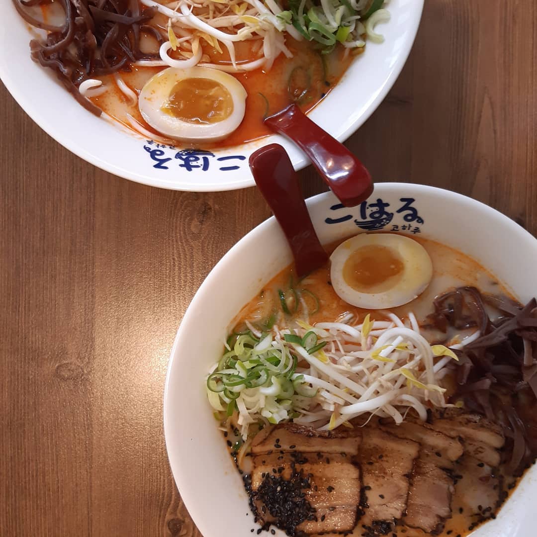 🍜서면 코하루🍜

🍜매운돈코츠라멘(0.5단계) 8000원
🍗토리가라아게  6000원

코하루🍥하면 부산대가 제일 유명하지만 서면 온 김에 체인점으로 있길래 가 본 곳!

부대랑 비교하자면 국물이 덜 껄죽한 느낌...🤔?
그래도 국물도 맛있고 차슈🥩너무 부드럽고 숙주도 아삭아삭하니 너무 맛있었당😋

가라아게는 특유의 카레맛나는 고소한 닭튀김이었당🍗
 
직원분이 매우 친절하셔서 더 맛있었고😊 
골목에 위치하다보니 그런 감성이 좋았던💕
#라멘 #코하루 #서면라멘
