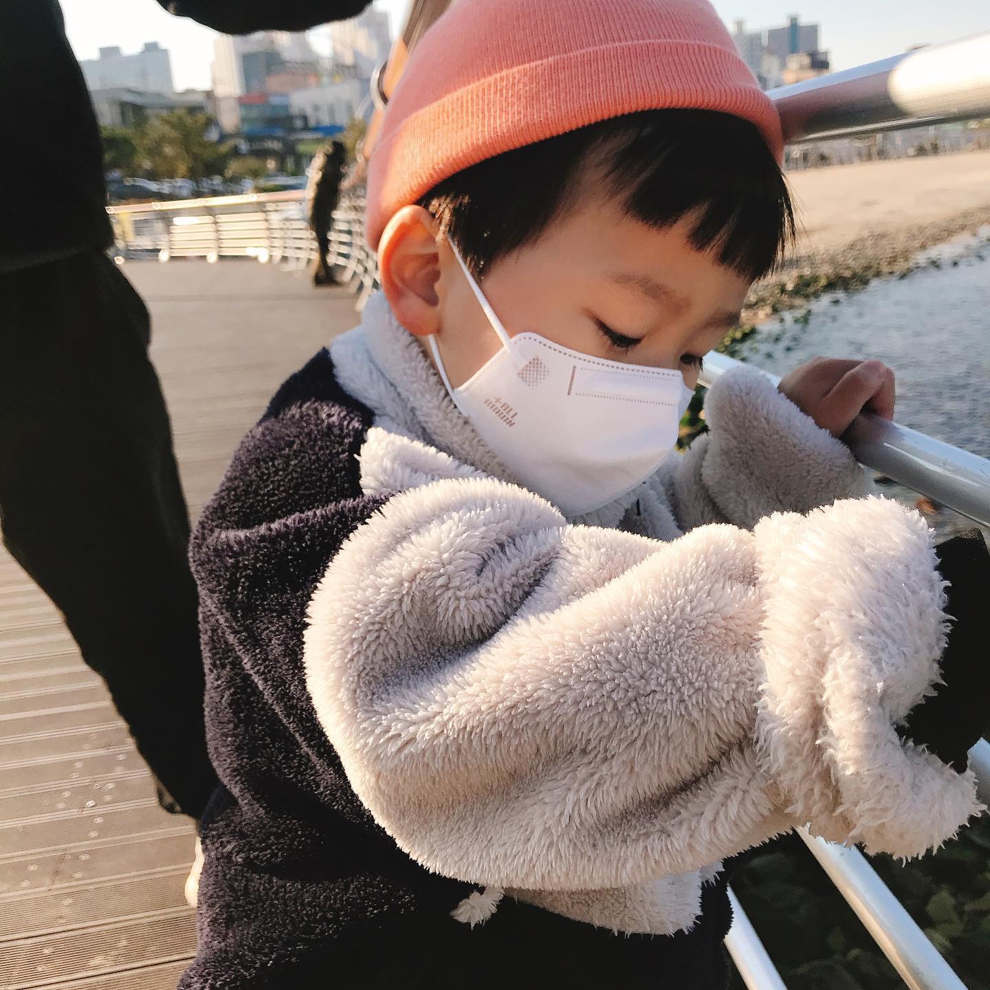 옥이야 금이야 키운 내 강아지 ㅠㅠ
혹여라도 다칠까 항상 조심조심 키웠는데.. 
워킹맘 된지 얼마안되서.. 얼집에서 크게다쳤네요ㅠㅠ 이가 부러지고 잇몸이 찢어진걸 본 순간 가슴이 철렁했네요.. 얼마나 아팠을까.. 그 생각만 하면 ... 어서 회복해서 이쁜 미소 보여주길.. 엄마가 미안해..옆에 있어주지 못해서..

#금쪽같은내새끼#다신다치지마#분노#슬픔#안쓰러움#아프지마내새끼