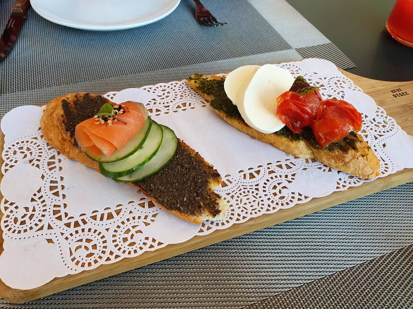 얼마전에 연차내고 맛있는거 먹으러 다녀옴
.
분위기 좋고, 친절하고, 맛도 좋고, 양도 많고
.
우리의 막을 수 없는 식탐으로 너무 많이 시켜서 파스타만 싹싹 긁어먹고 피자 샐러드 중에 주요 타겟만 흡입 후 나머지는 포장해옴
.
모두 다 맛있었지만 특히 파스타 만들어주신 요리사님은 최고👍👍 
.
#한스갤러리 #레스토랑 #데이트 #정릉맛집 #분위기맛집 #파스타 #피자 #맛집 #식탐 #배터질뻔 #혜자