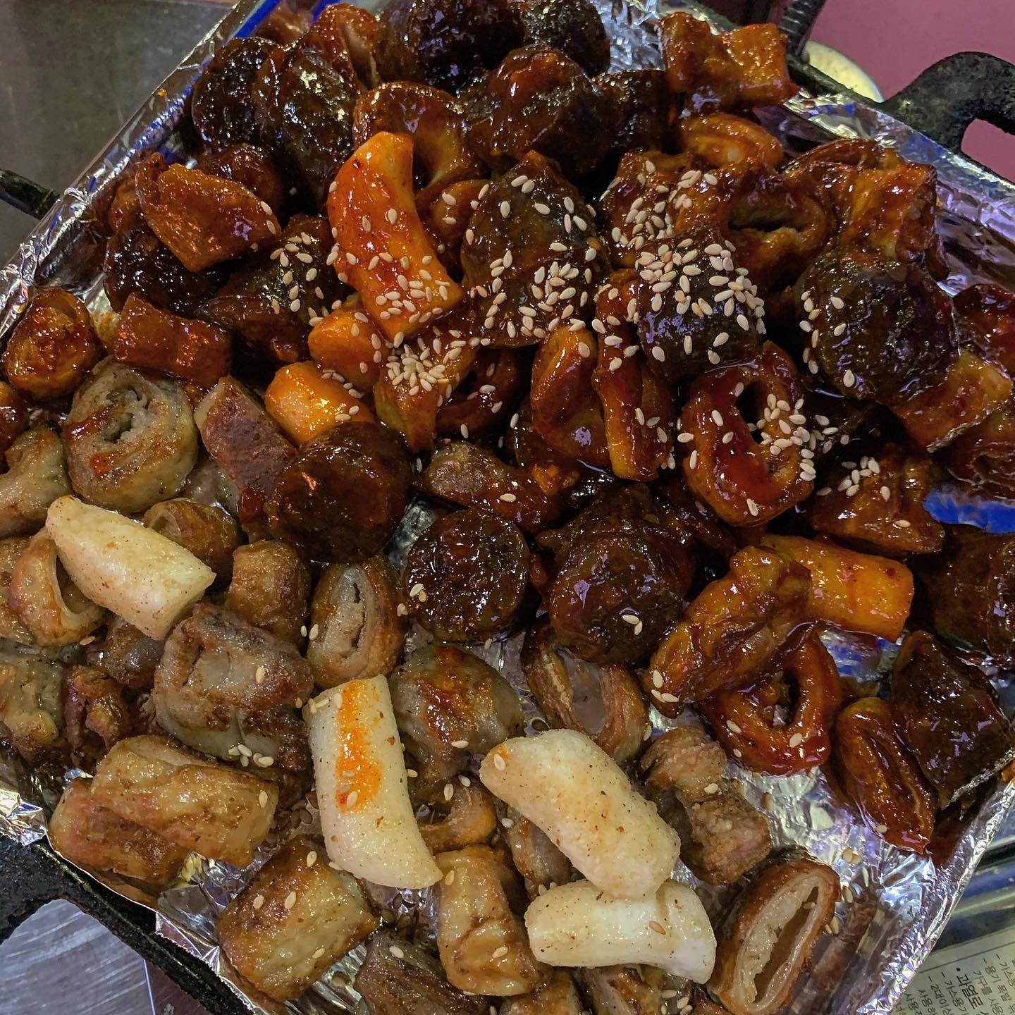 .
#세먹_구리 #인창동불곱창하우스 
.
구리에서 모르면 간첩이라는 간판 곱창집
.
오래된 가게 분위기가 외관부터 풍겨온다
연탄 불곱창이 히든메뉴이기에
요거는 꼭시키는걸 강추한다
.
연탄에서 미리 초벌되어 나오기 때문에
상에서는 식지 않을 정도의 약불 스킬로 먹어준다
.
은은한 연탄구이 냄새와
딱 좋은 매콤함의 순대, 쫄깃한 떡까지 
삼박자가 아주 찰떡이다
. 
차를 들고오는 바람에 술을 마시지 못한게 
세상 안타까울따름 (;´༎ຶД༎ຶ`)
.
그래도 금요일밤 이정도 보상이면
행복한 퇴근 한상🔥🔥🌝
.
.
💡상호명 : 인창동불곱창하우스
💡주소 : 경기 구리시 건원대로 101
💡가격 : 연탄불곱창 14000 불곱 소금구이 14000
.
.
맛 : ☀️☀️☀️☀️ 곱창 가려먹는 편인데 여기는 인정하는 곳
분위기 : ☀️☀️☀️🌗 오래된 포장마차가 진화한 버전 느낌. 이런게 찐 레트로지
접근성 : ☀️☀️☀️주차 눈치껏 가능
비주얼 : ☀️☀️☀️☀️ 순대와 떡까지 합치니 뭔들,,,★
.
.
[2.5단계 사회적 거리두기 전 10월에 방문하였습니다]
.