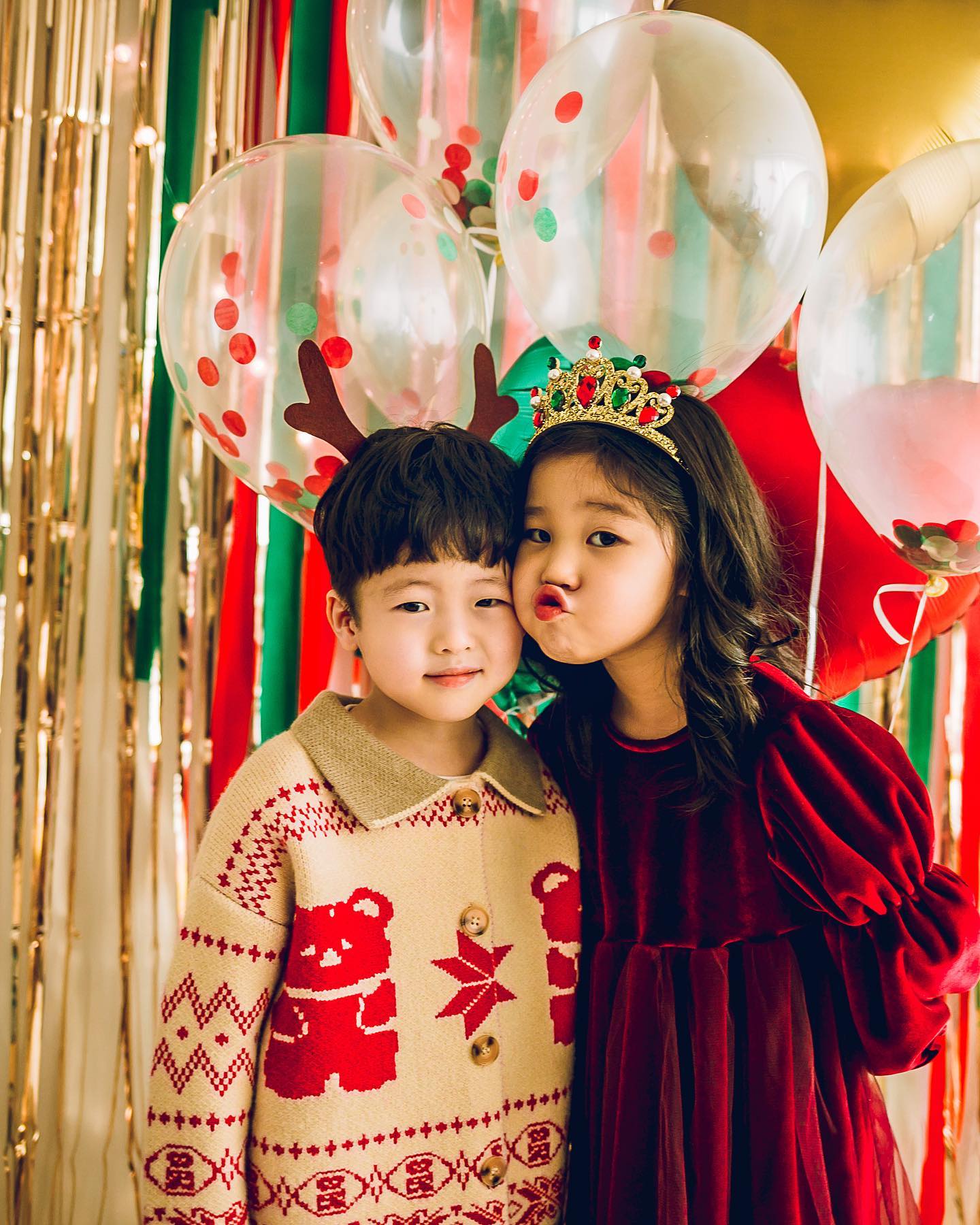 -
우래기들 5살의 크리스마스❤️
이렇게라도 2020년에도 크리스마스가 즐거웠길-
꼭 기억하도록-🎈
좋은 기억 하나라도 더해주기-🎶
⠀
⠀
⠀
⠀
#크리스마스컨셉 #크리스마스촬영 #보마스냅 #주니어촬영 #김포스냅 #일산스냅 #파주스냅 #감성스냅 #사진맛집 #따뜻한사진 #photography #촬영문의#photographer #1인여성작가 #엄마가찍어주는사진 #크리스마스사진 #홈스냅
⠀