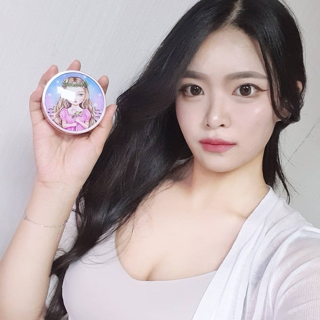@2g._.gon on Instagram: “💫절대 광녀 쿠션 파운데이션 시즌3💫 자연스러운 내추럴 스킨의 은은한 광채 메이크업 40% 업그레이드된 광녀 쿠션의 커버력 뭉침없이 촉촉한 수정 화장 가능 고보솝의 에코서트 등록 성분으로 민감한 피부를 진정시켜 피부에 활력을 부여 오랫동안…”