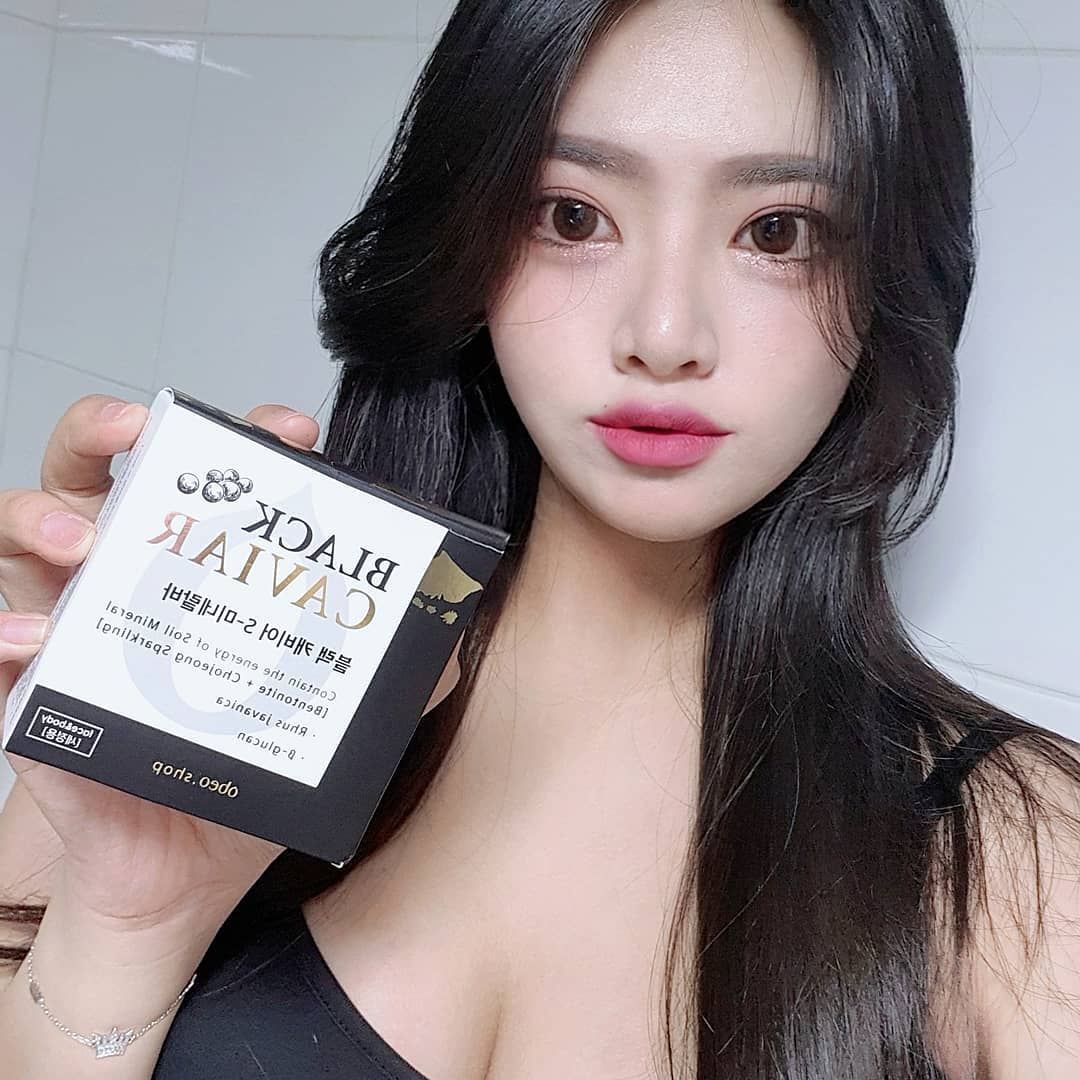 @2g._.gon on Instagram: “🖤 ᏴᏞᎪᏟK ᏟᎪᏙᏆᎪᎡ Ꮪ-ᎷᏆNᎬᎡᎪᏞ ᏴᎪᎡ 🖤 시트러스 계열 상큼한 향에 쫀쫀한 거품까지 올라와서 깔끔하게 클렌징 할 수있는 비누〰️ 성분도 착하고 무엇보다 클렌징 직후 얼굴 당김이 없어서 너무 좋다…”
