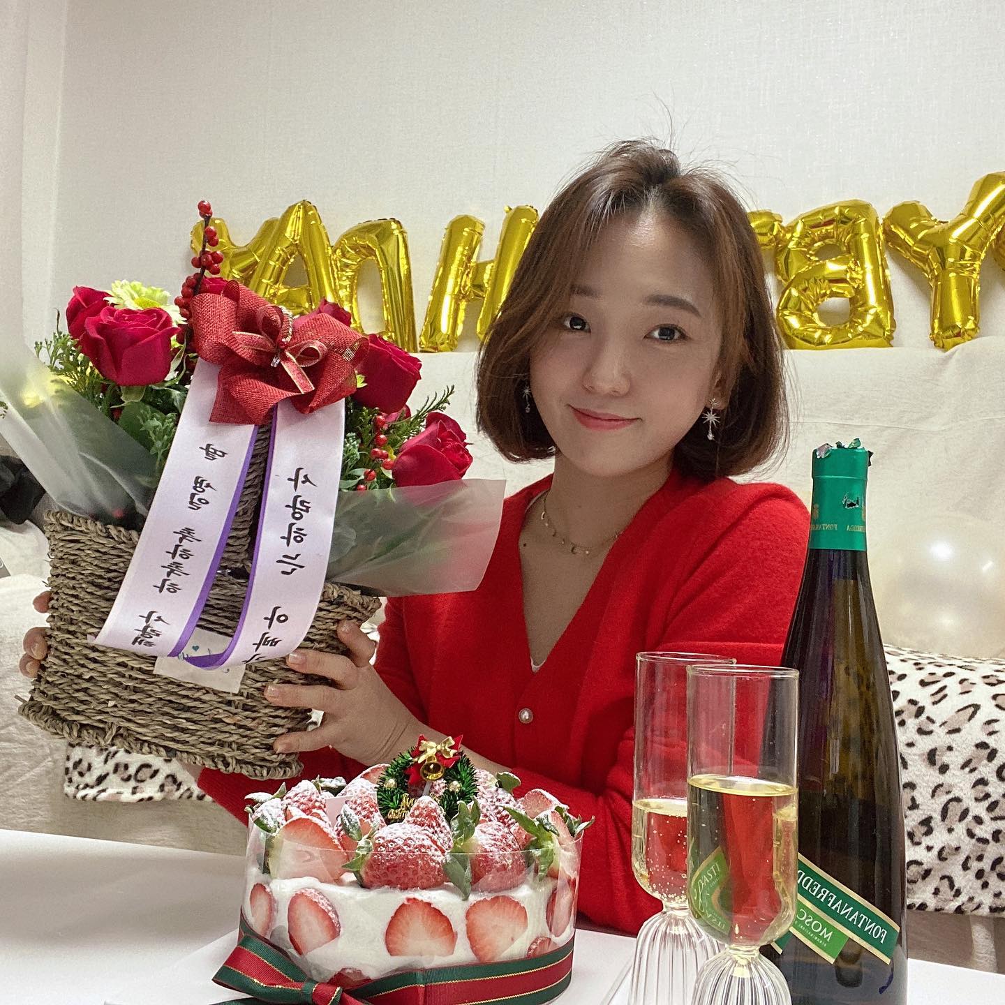 결혼 후, 첫 생일이였던 
2020년 12월 25일💛

미리크리스마스 이브날
오늘을 위해 열심히 서프라이즈를
준비했던 김서방 고생많았네 ◡̈
.
.
#해피크리스마스🎄#크리스마스 #연말파티 
#생일파티 #홈파티 #홈파티음식 #생일선물
