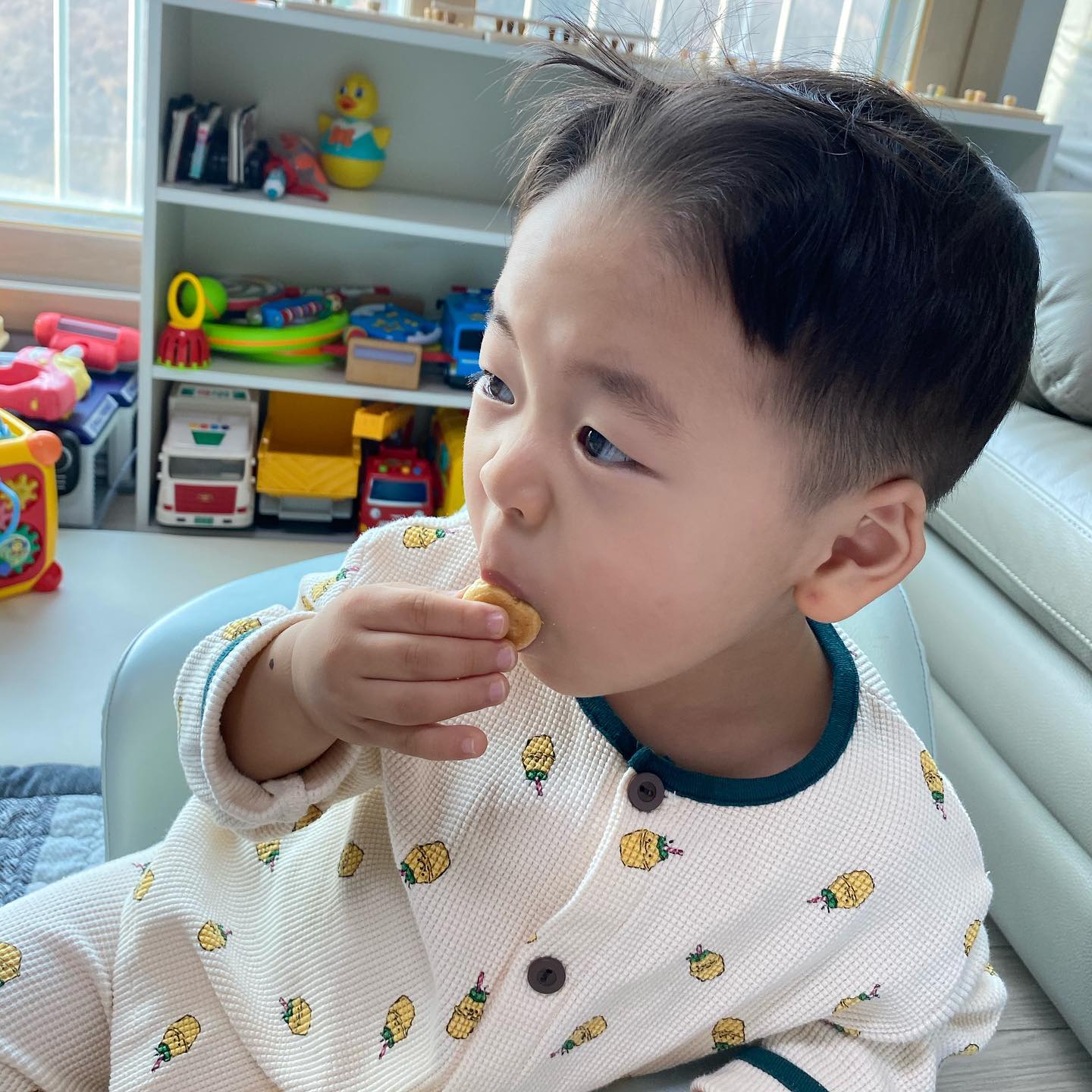 아빠가 기미상궁이냐
꼭 내가 먹고 반응 괜찮으면
먹네 ㅋㅋㅋ
이런건 엄마 몰래 다 먹어 버리자
ㅋㅋㅋㅋㅋㅋ
#엄마가쟁여둔 #홈런볼 #아들이랑훔쳐먹는중 #이런건엄마잘때 #뭘좀아는녀석 #깨면안돼 #어서먹어라