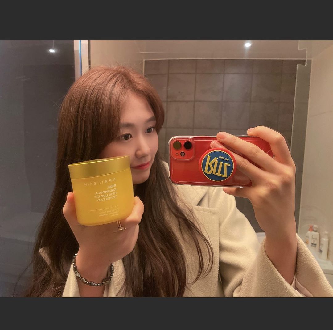 지은 on Instagram: “#협찬 에이프릴스킨 리얼 카렌둘라 히알루로닉 토너패드✨ 세안하고 오돌토돌한 면으로 먼저 닦아내고 부드러운면으로 마지막에 닦아주면 좋아요✔️ 냉장고에 넣어놓고 팩으로도 쓸수있어요✔️ 수분감이 많아서 거칠어진피부에 쓰기 좋아요✔️ . . .…”
