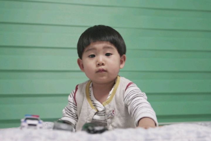 #협찬

그린색 블라인드 덕분에 방에서 범이 군 눈이 한층 더 편안해진 느낌!😍 
사실 이건 느낌이 아니라 찐이죠👍

색깔마다 감정과 정서, 생각에 다른 영향을 준다는 사실을 알고 계신가요?
보통 그린 컬러는 눈의 피로를 풀어주고 집중력을 높여주는데 도움을 주는 색이며 옐로우 컬러는 두뇌활동을 자극하며 유쾌하고 발랄한 기운을 주는 색이라고 합니다. 

이렇듯 우리 아이에게 도움을 주는 맞춤 컬러로 인테리어를 해보는 건 어떠신가요?

적절한 컬러 사용에 있어 낯설고 어떤 색을 선택하여 사용해야 할지 잘 모르시는 분들을 위해 아이의 몸과 마음이 건강하게 성장하길 바라며 컬러 가이드를 준비해보았습니다🥰

• Red❤
생기 넘치는 에너지와 개성을 나타내는 대표적인 컬러입니다. 정열적인 레드 컬러는 활력을 불어 넣어주는 효과가 있어 활동이 많은 공간이나 자신감이 부족한 아이의 방에 포인트로 사용하시면 효과적입니다.

• Orange🧡
혹시 아이가 편식을 하거나 밥을 잘 먹지 않는다면 공간을 오렌지 톤으로 화사하게 꾸며보세요~ 패스트푸드점이나 음식점에서 많이 사용하는 대표적인 컬러이므로 아드레날린 분비를 활성 시켜 식욕을 일으키는 색입니다. 밥 먹을 시간이 되면 이리저리 피해 다니는 아이를 달래느라 힘들어하는 엄마에게 도움을 줄 수 있답니다.

• Yellow💛
아이가 행동에 있어 소극적이고 낯을 가려 걱정이 되신다면 옐로우 계열을 사용해보세요. 유쾌하고 발랄한 기운을 주어 두뇌활동을 자극해주며 명도가 높아 분위기를 밝게 해주기 때문에 싱그러운 공간을 연출해줍니다.

• Green💚
스터디 공간에 사용되는 대표적인 컬러이죠? 마음에 안정을 시켜주며 감정의 균형을 맞춰주는 효과가 있어 집중력이 약한 아이에게 실력 향상 효과를 주며, 눈의 피로를 풀어주고 아이들에게 활동성을 불어넣어 줍니다.

• Blue💙
푸른 하늘을 연상시키는 블루 톤은 심리적으로 안정감을 주어 한 공간에 혼자 있을 때 정서적으로 불안해하는 아이에게 좋습니다. 특히 어두운 밤 잠을 자기 어려워하는 아이의 방에 사용하시면 마음을 안정시켜 독립성을 키울 수 있습니다.

블라인드 설치하고 나서 한층 더 밝아진
아이방 분위기에 대만족👍

방분위기를 바꾸고 싶어 한번씩 방 이것저것을 
바꿔보는데, 칼라감 바꾸기에는 블라인드 만한 게 없죠. 😄

#아이방인테리어 바꿔보고 싶다면 베르니 콤비블라인드 설치 추천해드려요! 
그럼 모두들 행복한 주말 보내세요💕

https://smartstore.naver.com/vernix2/products/4995225278

#콤비블라인드 #아이방블라인드 #블라인드추천 #커튼 #인테리어소품 #커텐 #블라인드 #인스타블라인드 #일상그램 #블라인드커튼 #커튼인테리어 #풍수인테리어 #블라인드인테리어 #블라블라인드