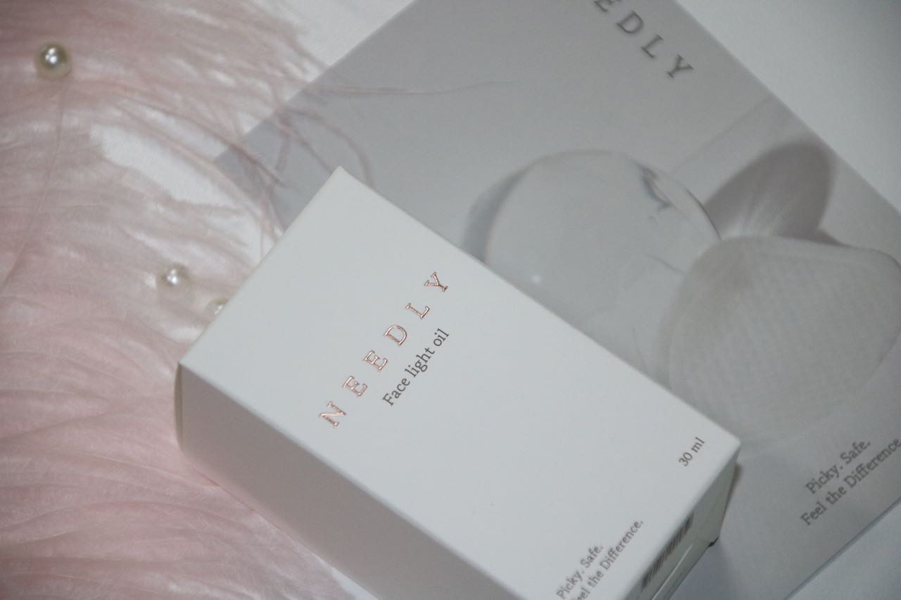 NEEDLY 니들리 페이스 라이트 오일
⠀
오늘은 홈 에스테틱 브랜드인
니들리에서 신제품 페이스 라이트 오일을 출시해서 제품 후기 들고 왔어요
어떤가요 좀 어둡게 나오긴 했는데 저 좀
잘 찍은 것 같아요 ^^7..
⠀
니들리 페이스 라이트 오일은 수부지도 바를 수 있는 산뜻한 제형의 오일로 피부 사막화에 긴급 오일 한 방울로 수분을 채워주는 산뜻한 페이스 오일입니다 💧🌊
⠀
즉각적 피부 광택 개선 인체 적용 시험으로 확인 되었으며 요즘 같이 스킨, 로션 만으로는 부족하다고 생각될 때 살얼음 바람에 지친 피부에 힐링을 주는 오일이랍니다 #수부지오일 #순삭흡수 #홈케어마사지가능 
⠀
스킨 로션 케어를 열심히 해도 사막화가 와서 요즘 많은 분들이 선택하시는 스포이드 형태의 앰플입니다

#니들리 #needly #페이스오일 #수부지오일 #수부지 #오일추천 #홈케어 #페이스라이트오일 #올리브영 #랄라블라 #시코르 #코덕 #뷰티계정 #메이크업 #제품협찬 
⠀
⠀
⠀
⠀
⠀
​